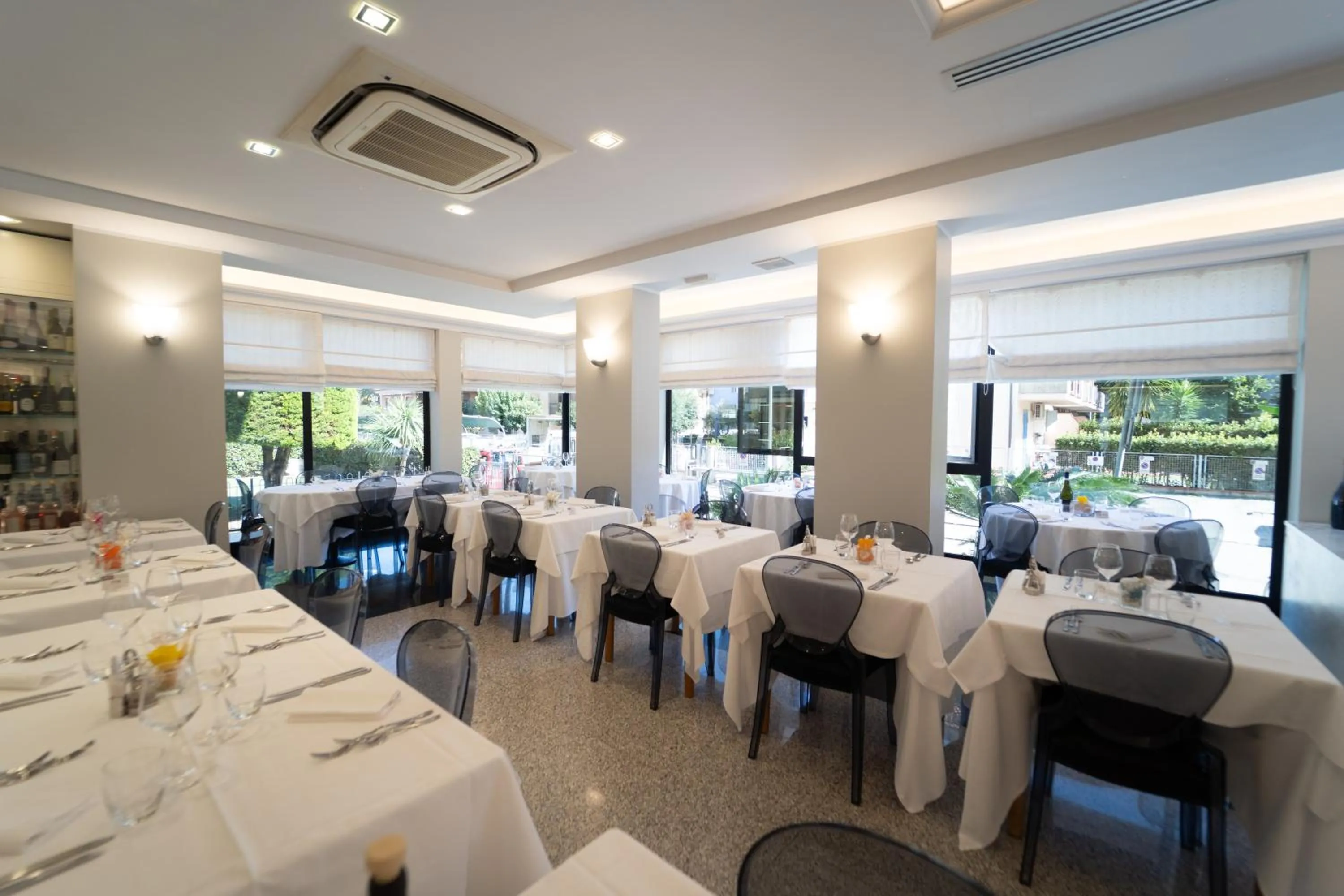 Restaurant/places to eat in Hotel Imperial