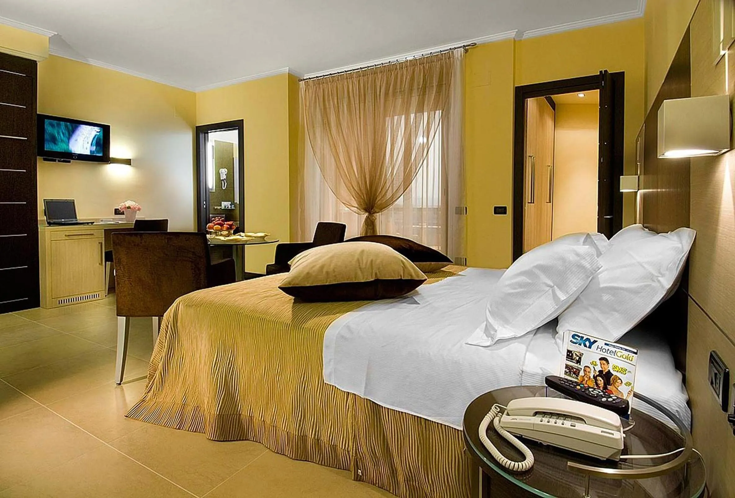 Photo of the whole room, Bed in Hotel Imperial