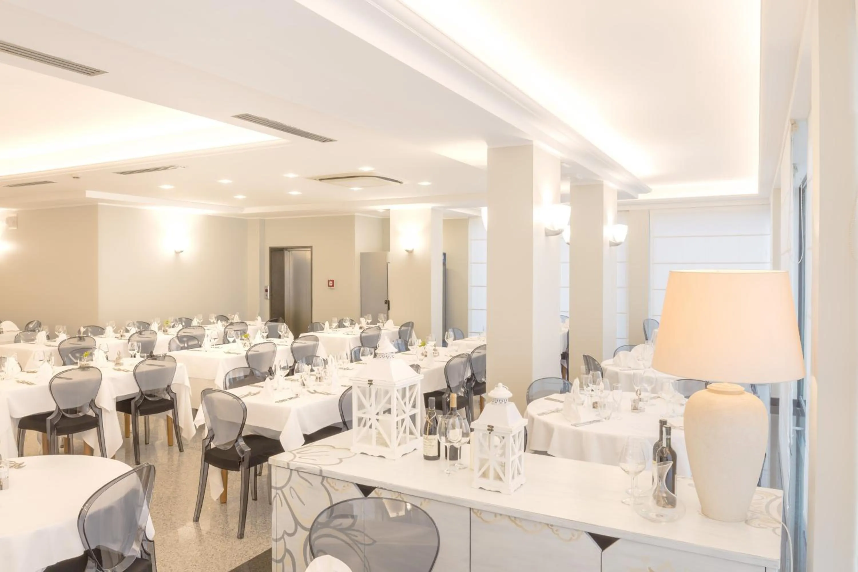 Restaurant/places to eat in Hotel Imperial