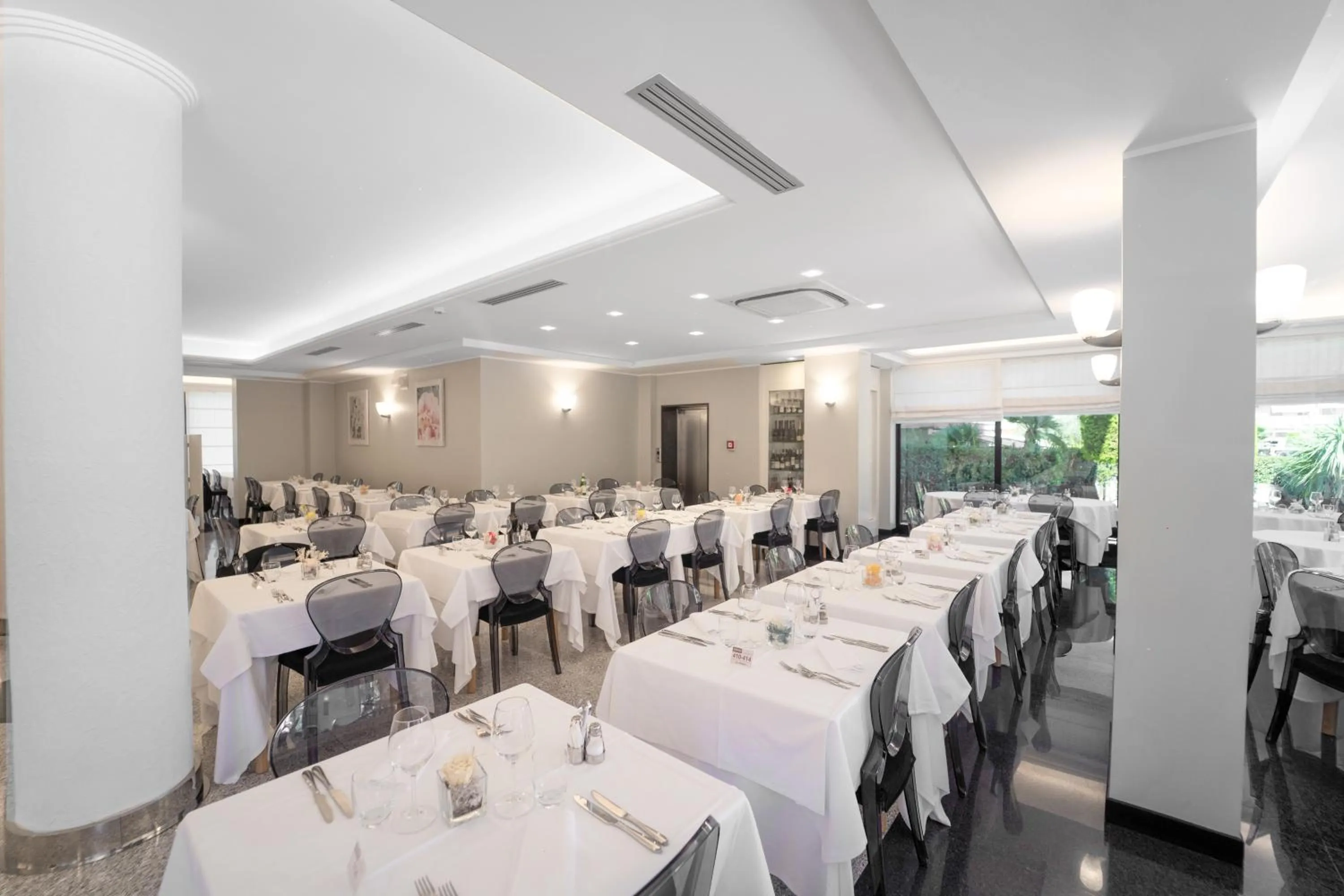 Restaurant/places to eat in Hotel Imperial