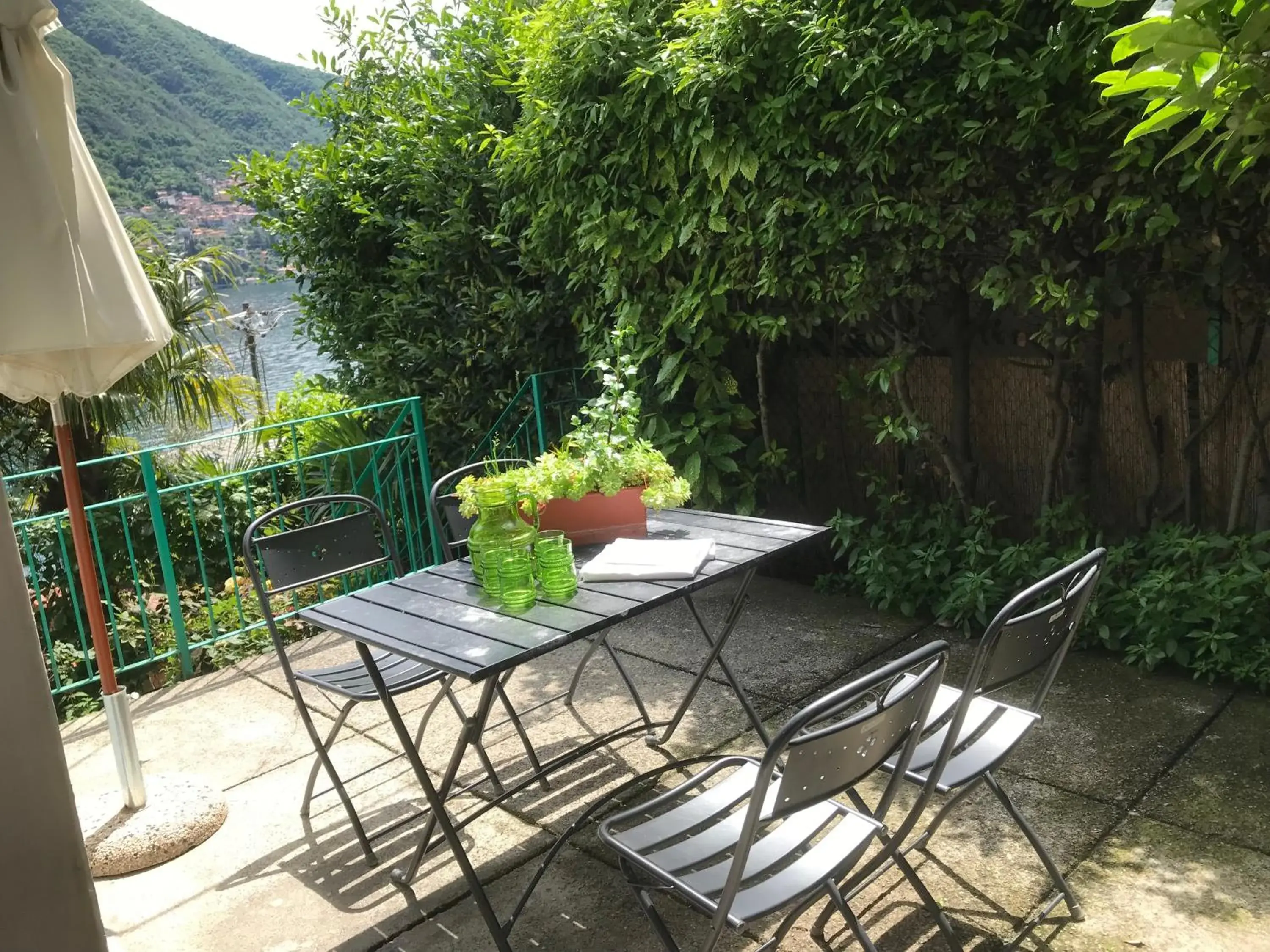 Apartment with Lake View and Garden - Separate Building in Hotel Bersagliere Apartment with Lake View and Garden - Separate Building in Hotel Bersagliere