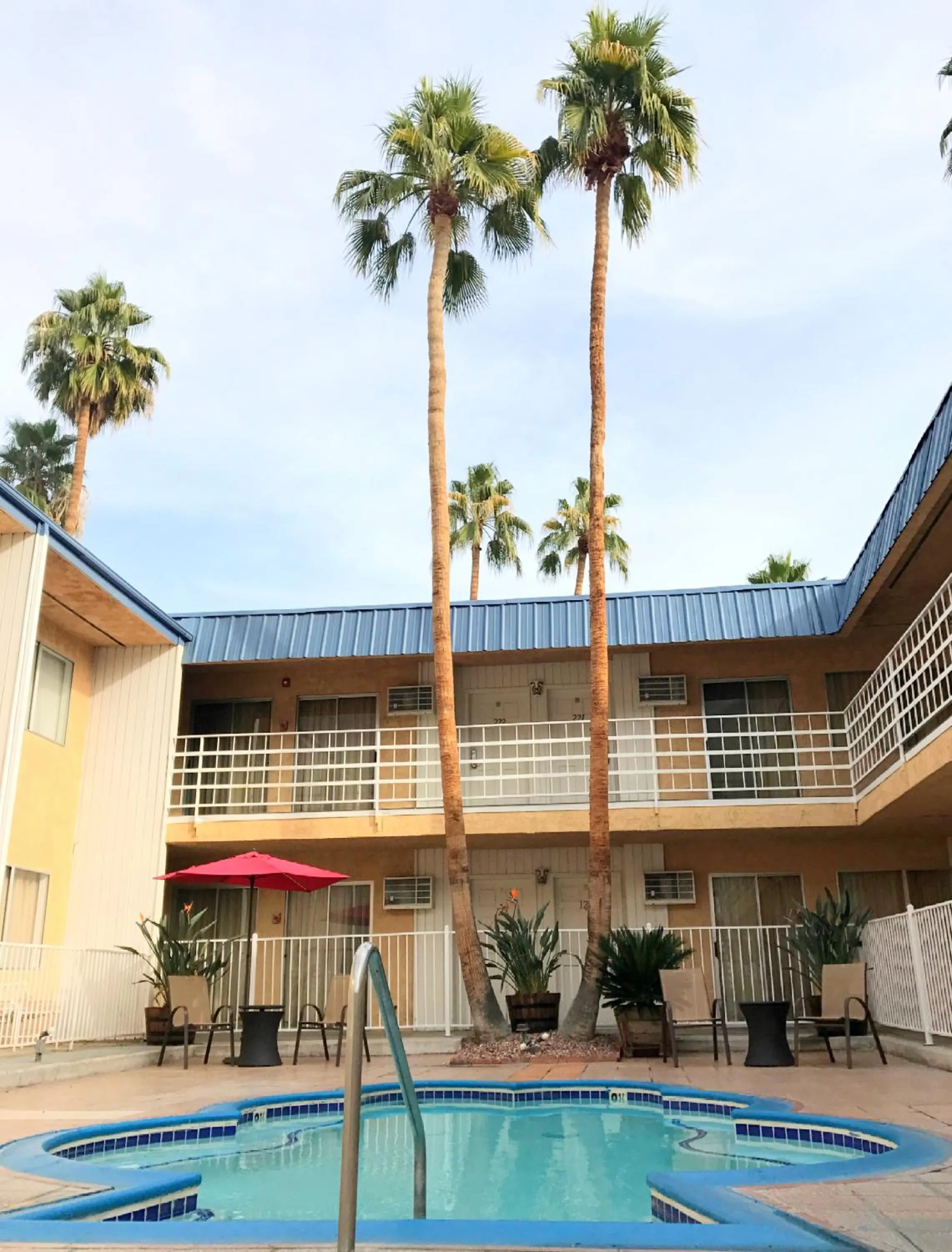 Hot Tub in Delos Reyes Palm Springs