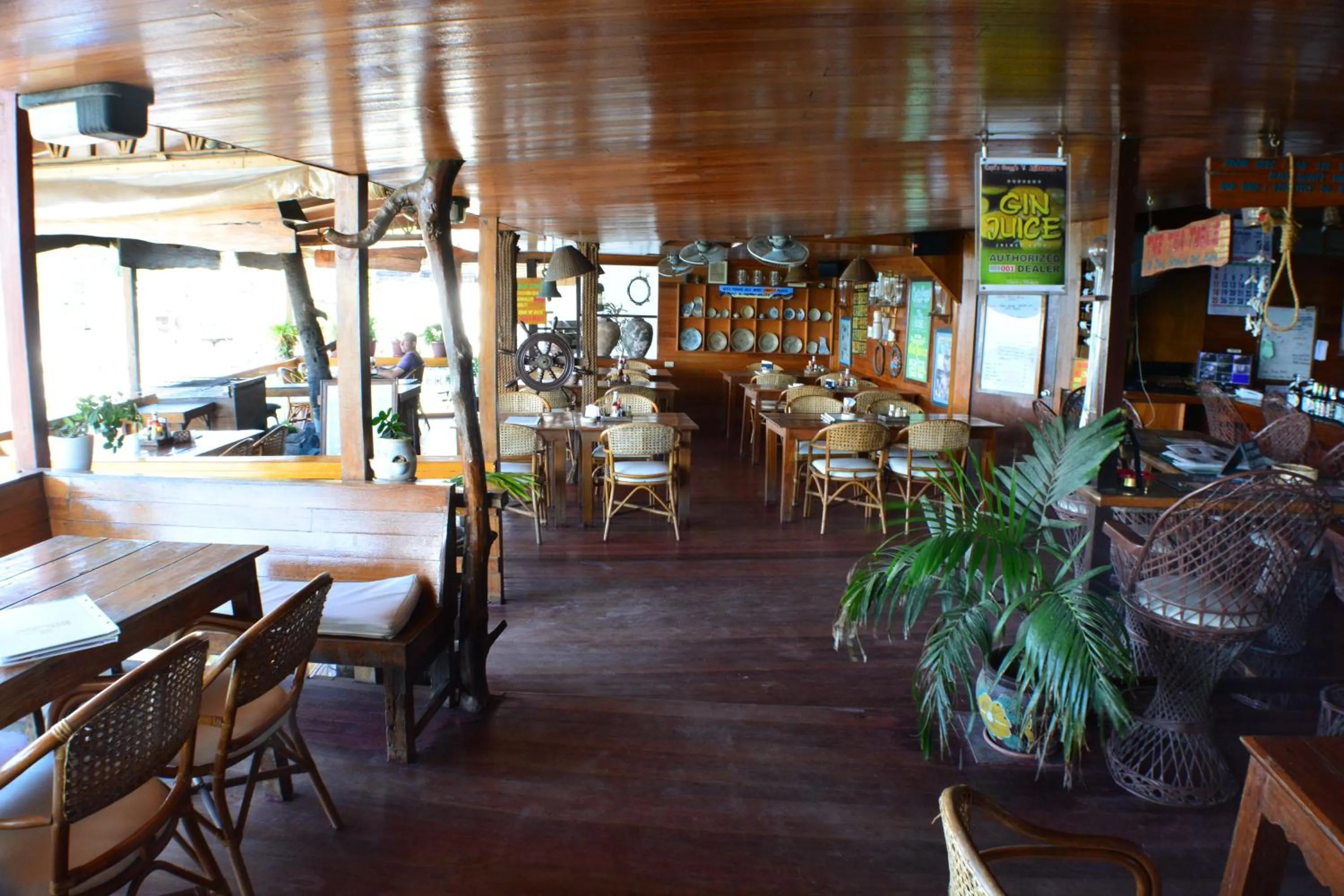 Restaurant/places to eat in Captngreggs Dive Resort