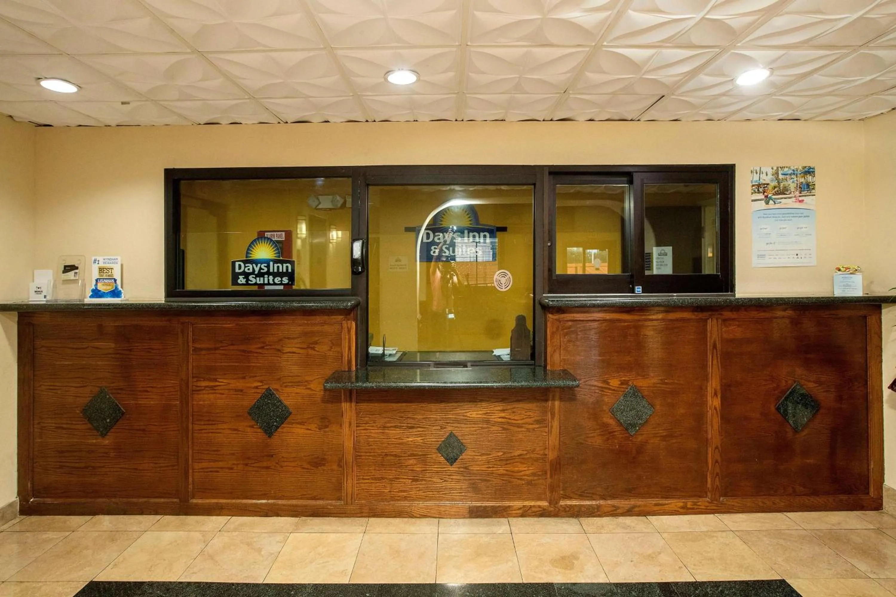 Lobby or reception in Days Inn & Suites by Wyndham Houston North/Aldine