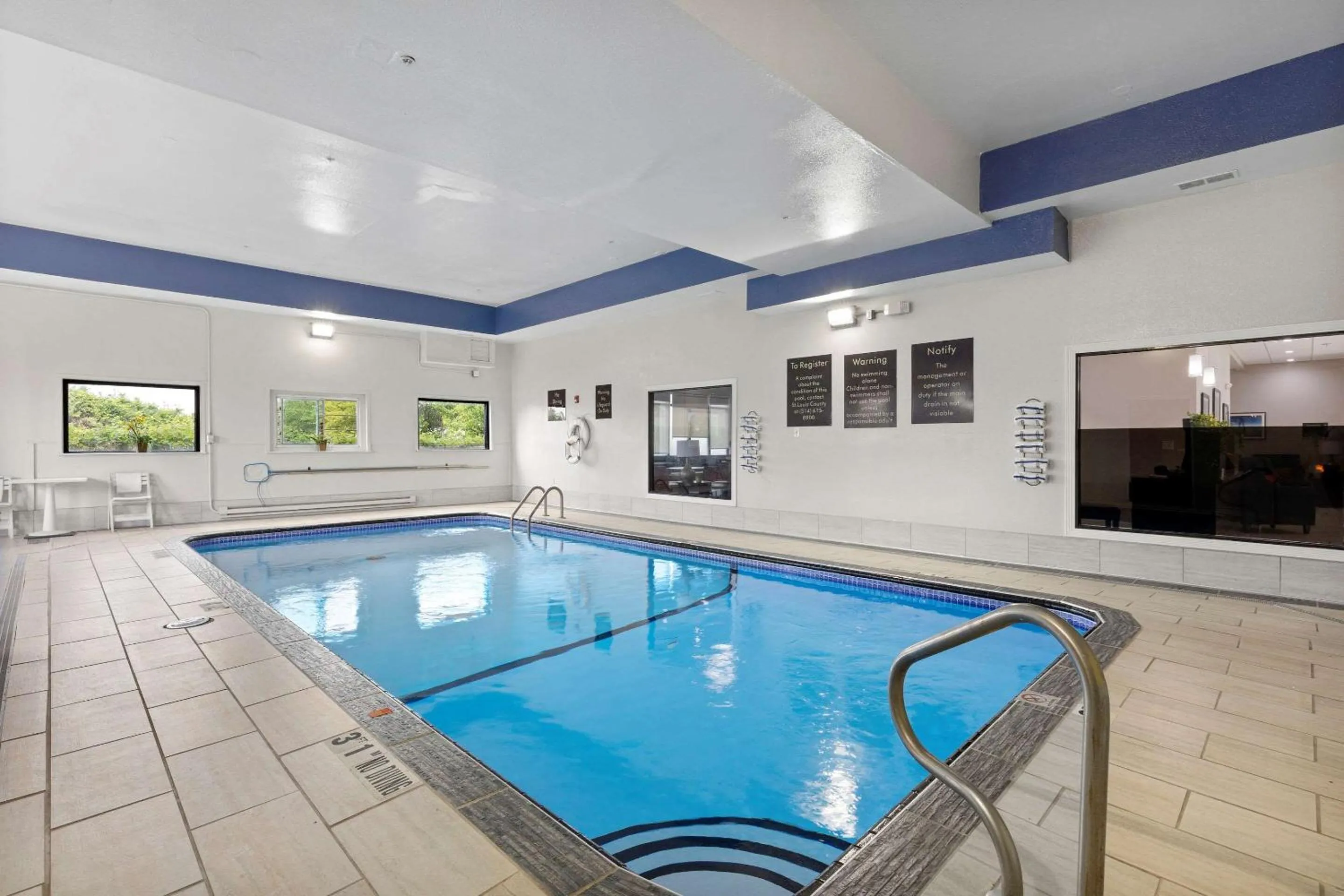 Swimming pool in Comfort Inn & Suites St Louis-Hazelwood