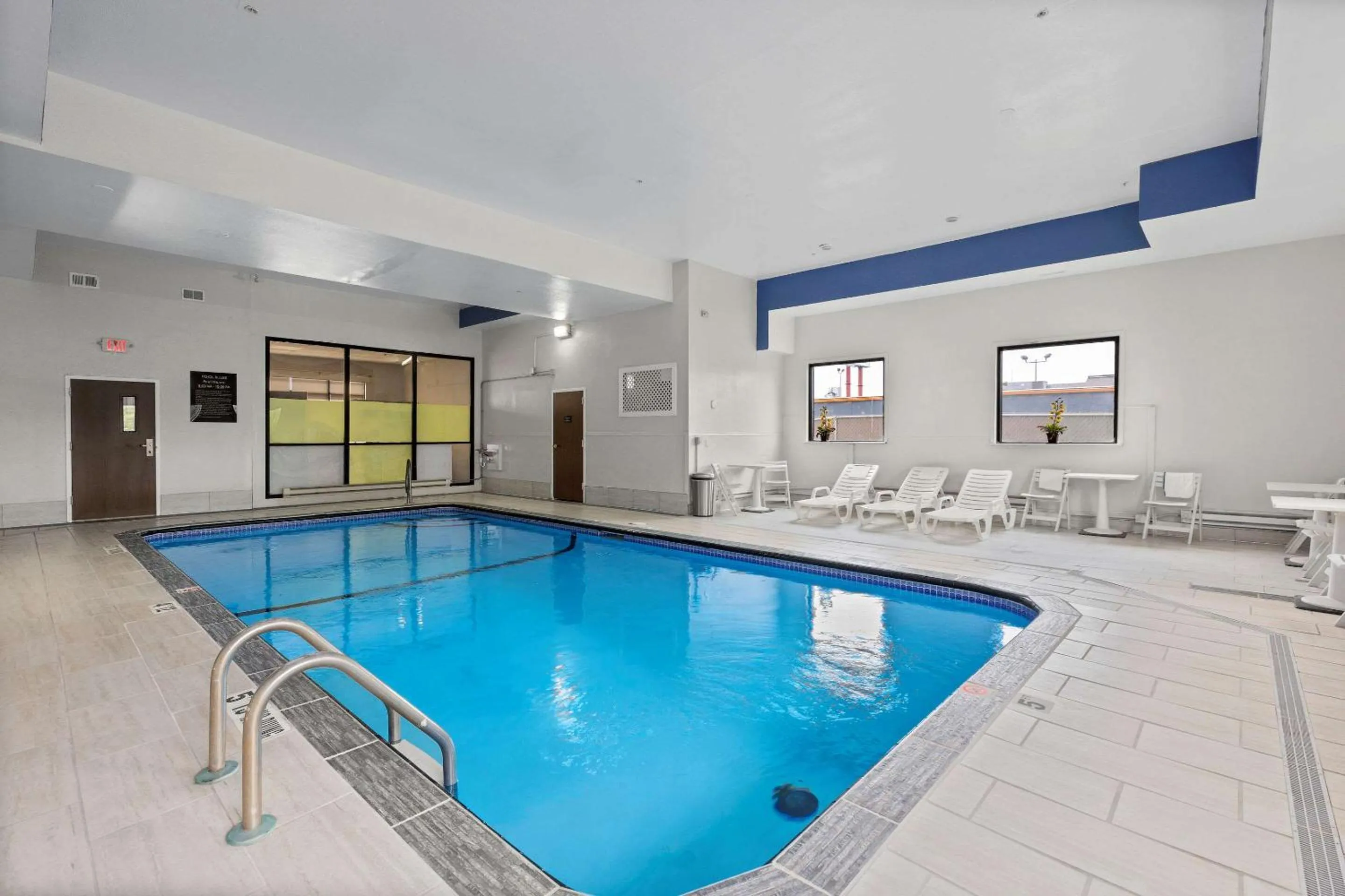Swimming pool in Comfort Inn & Suites St Louis-Hazelwood