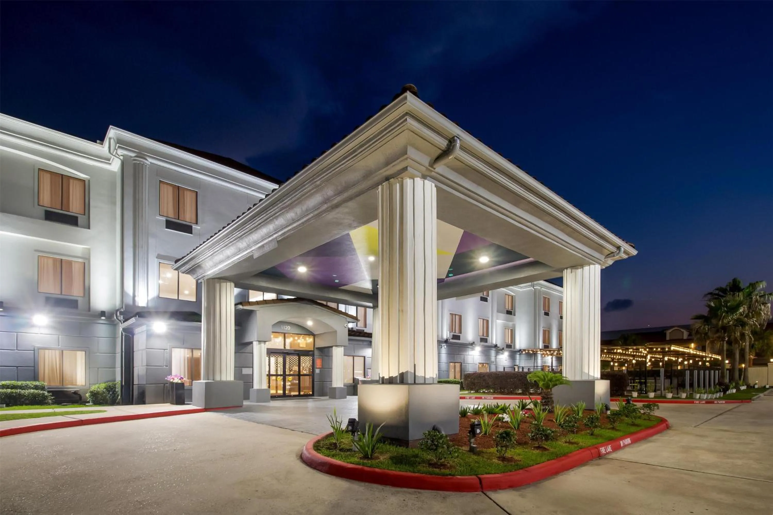 Property building in Spark By Hilton Houston Hobby Airport