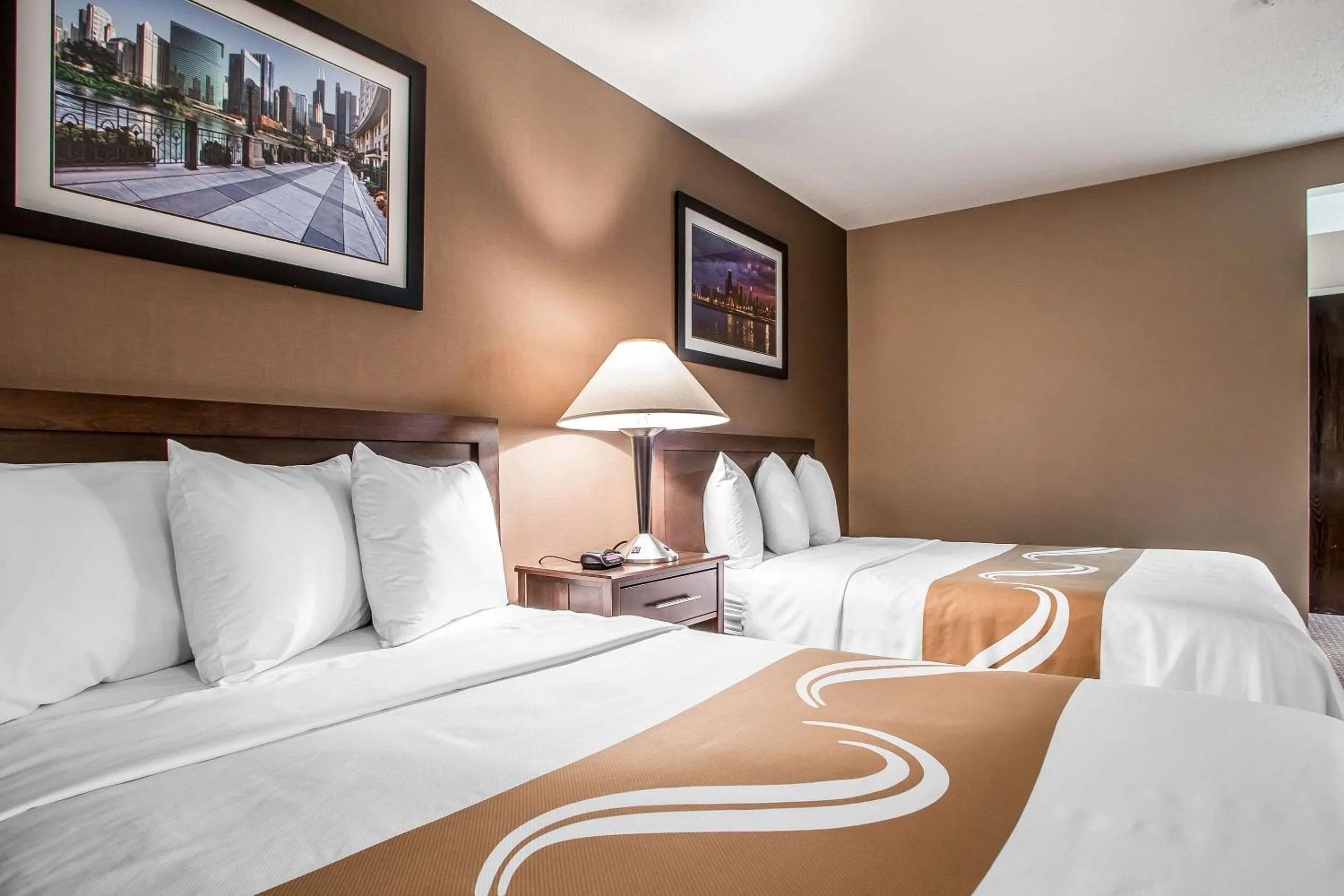 Photo of the whole room, Bed in Quality Inn Elgin I-90