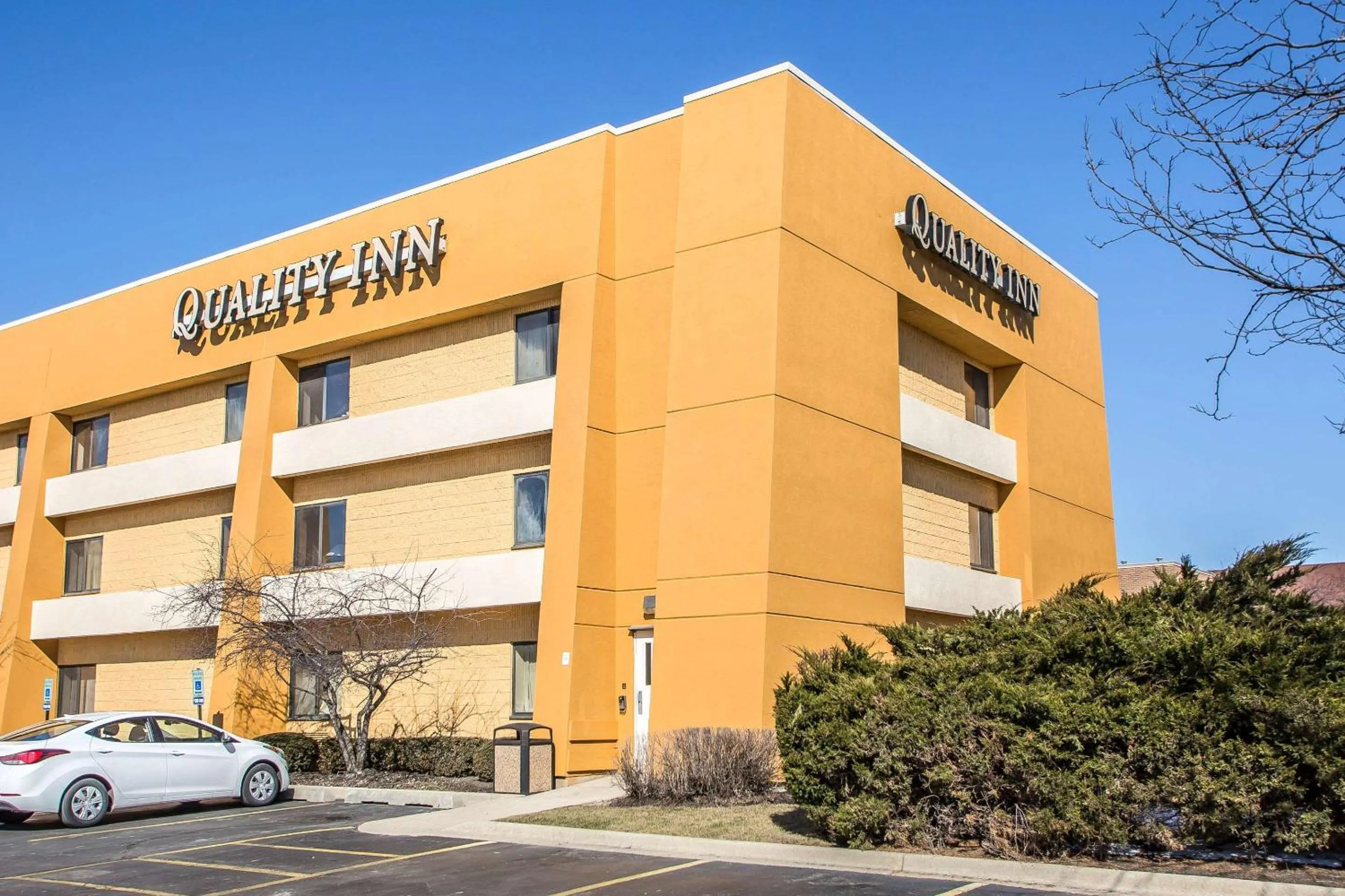 Property building in Quality Inn Elgin I-90