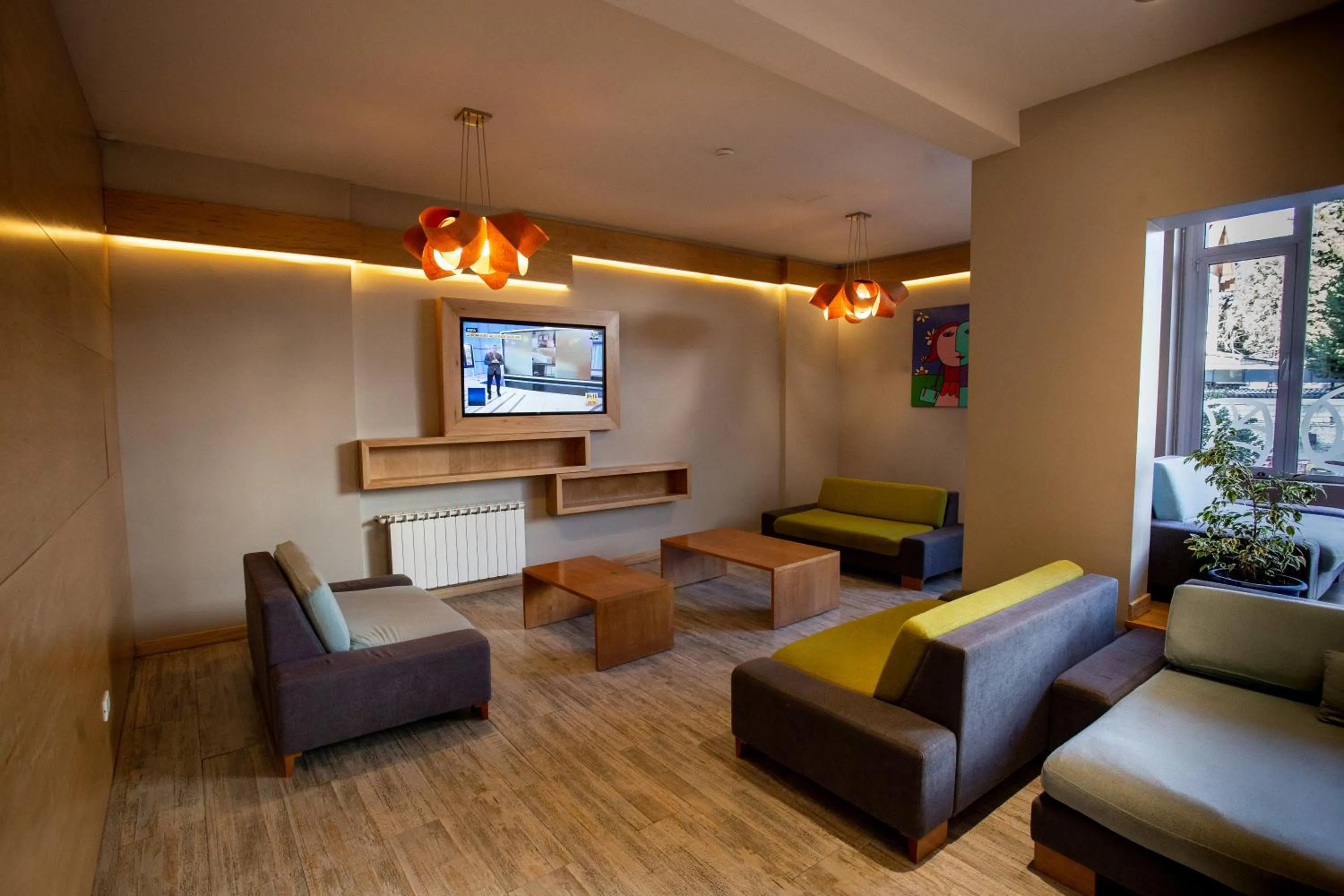 Communal lounge/ TV room in Hotel EcoSki by bund