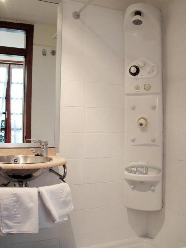 Bathroom in La Plaza I