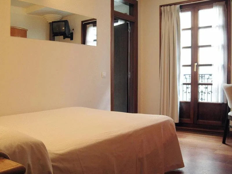 Photo of the whole room in La Plaza I