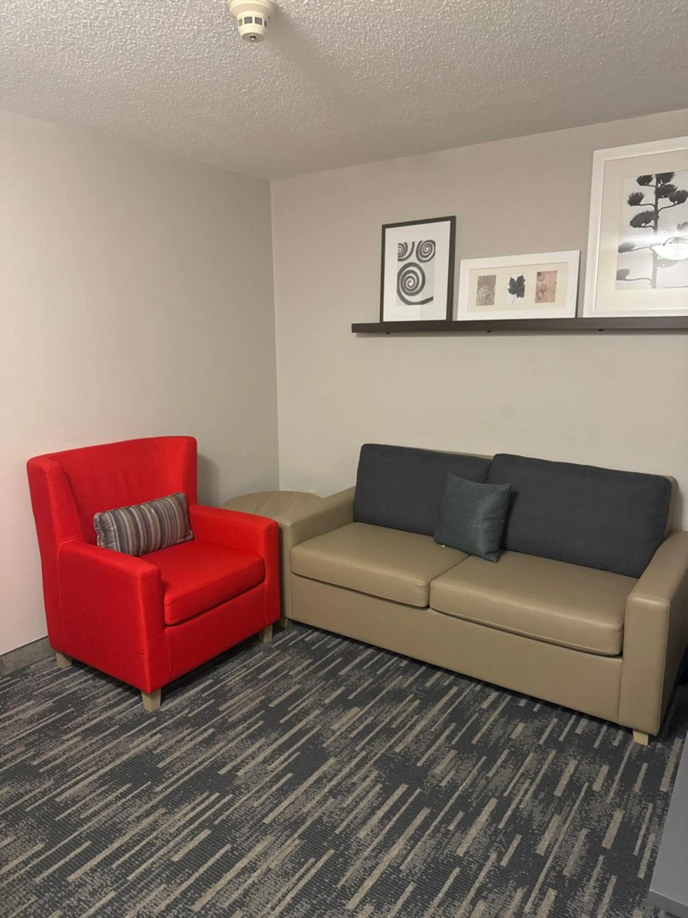 Living room in Country Inn & Suites by Radisson, Elgin, IL