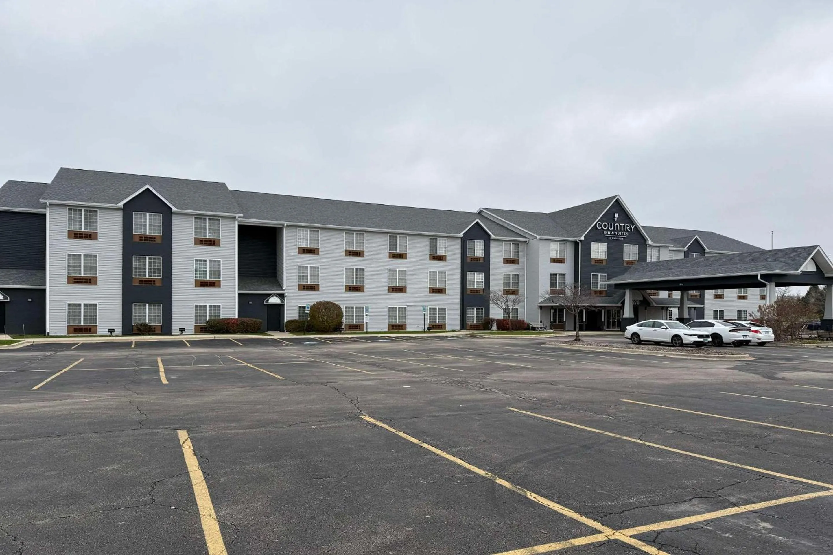 Property building in Country Inn & Suites by Radisson, Elgin, IL
