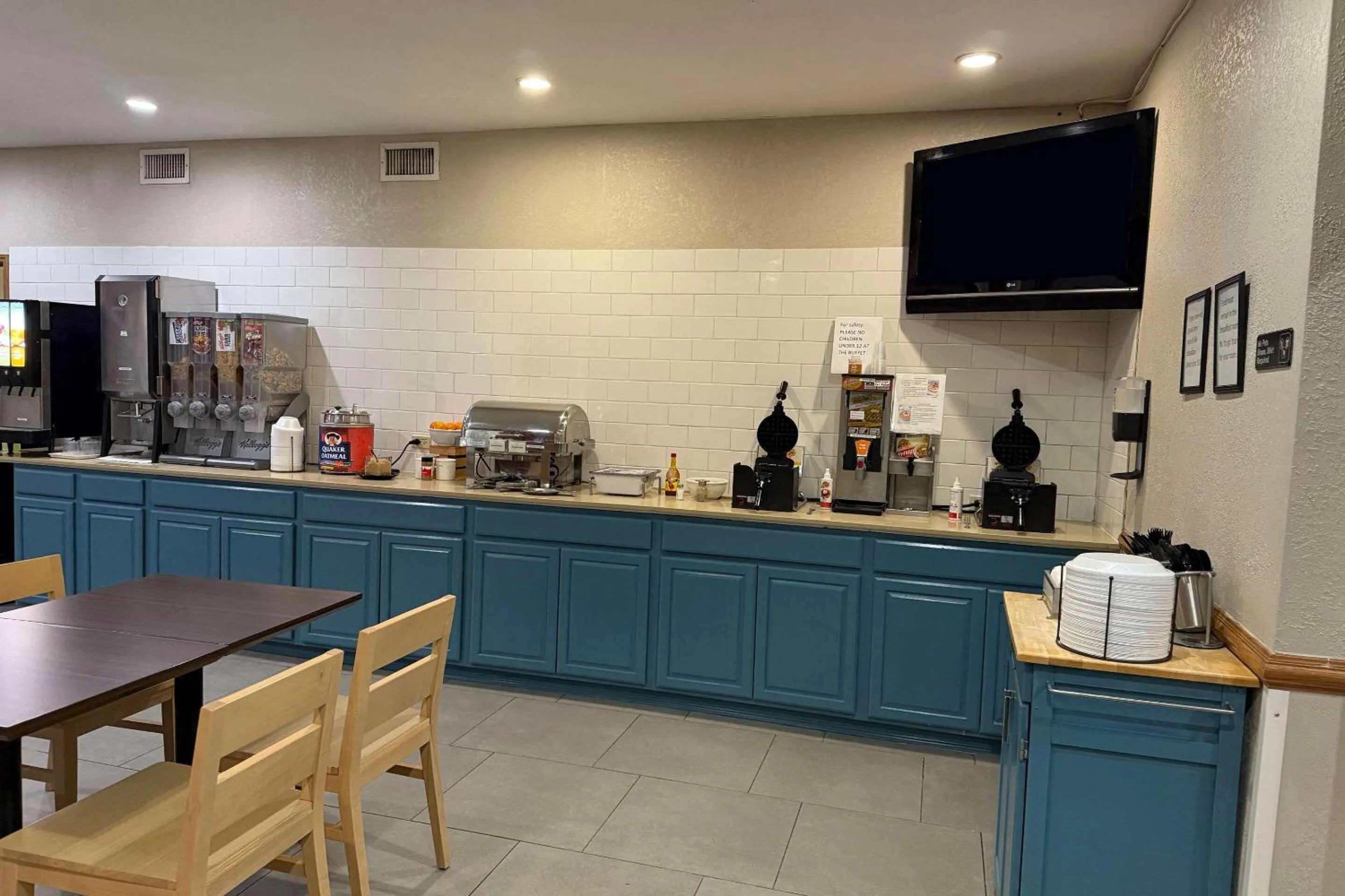 Breakfast in Country Inn & Suites by Radisson, Elgin, IL