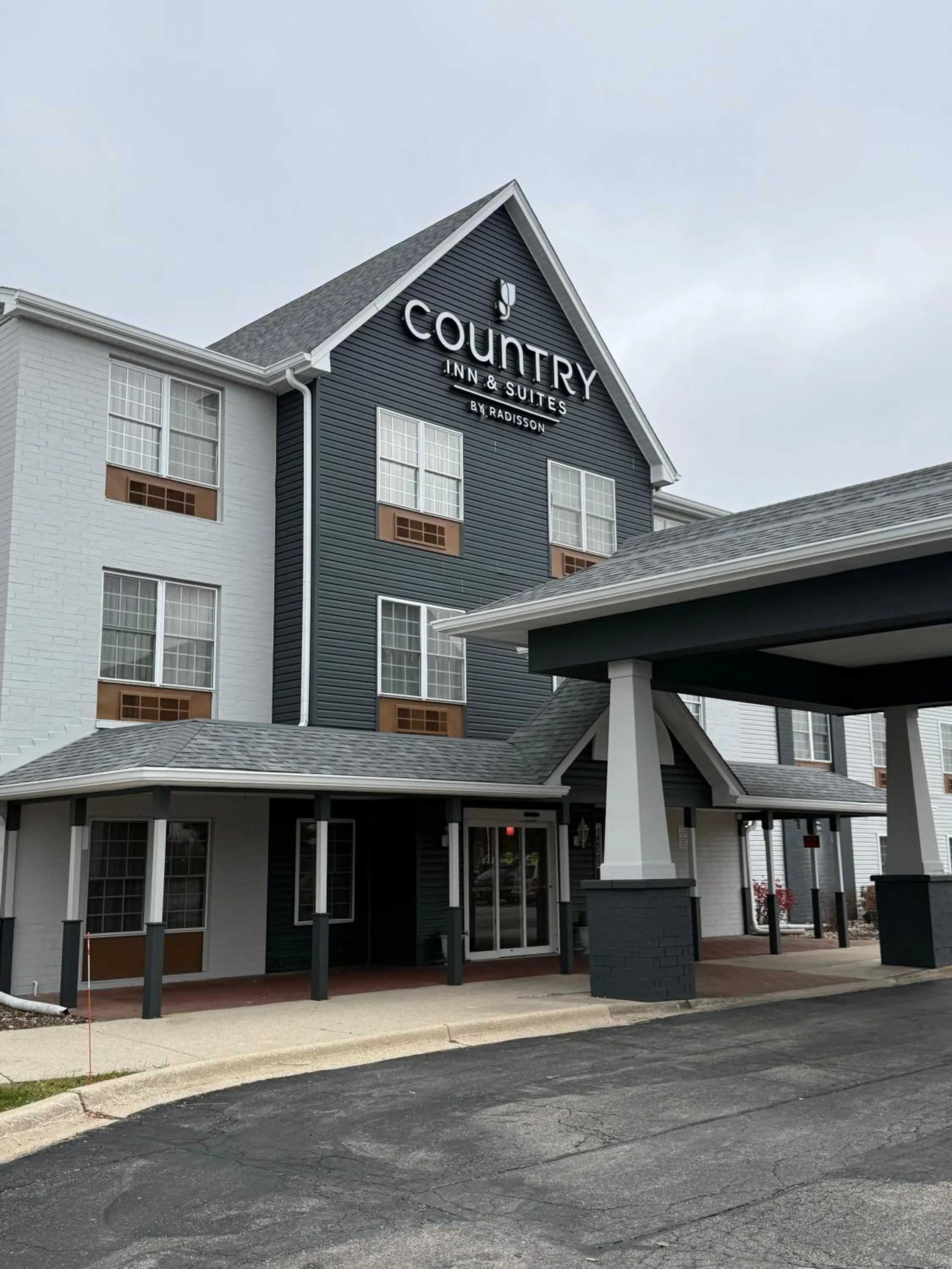Property building in Country Inn & Suites by Radisson, Elgin, IL