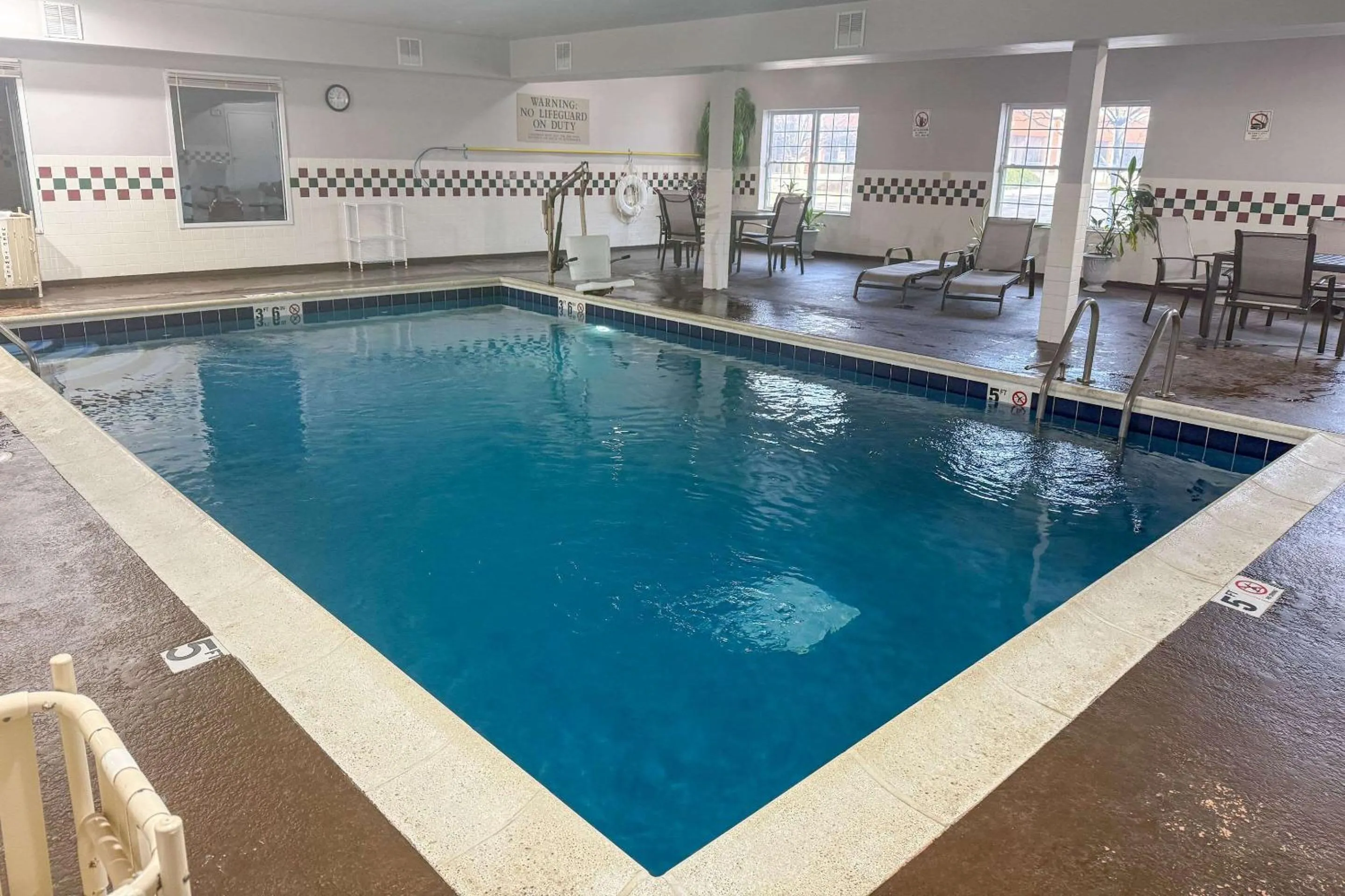 Swimming pool in Country Inn & Suites by Radisson, Elgin, IL
