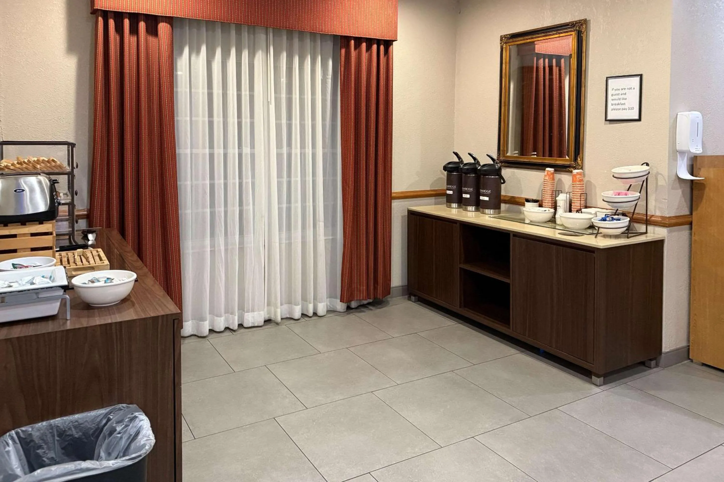 Breakfast in Country Inn & Suites by Radisson, Elgin, IL