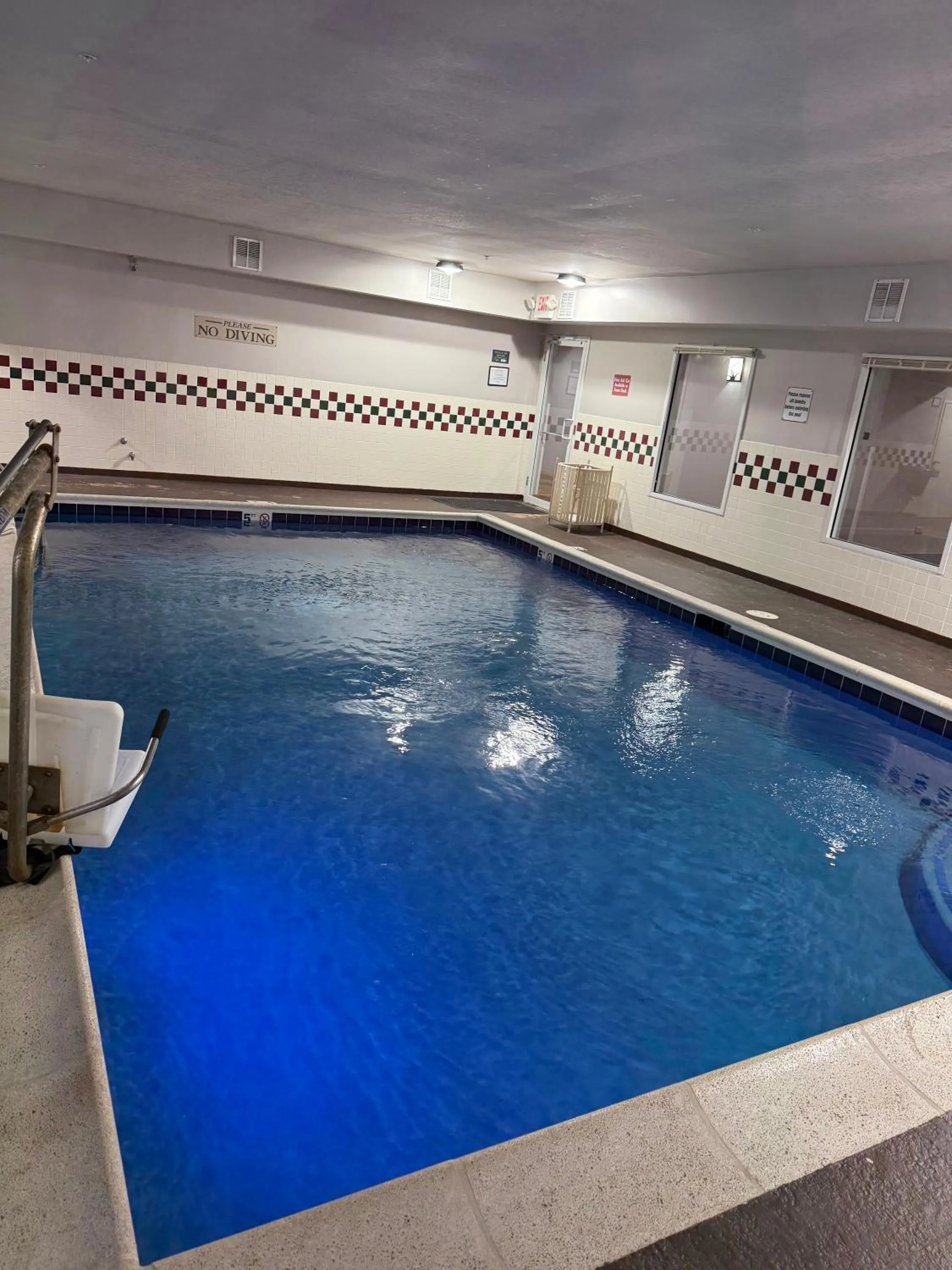 Swimming pool in Country Inn & Suites by Radisson, Elgin, IL