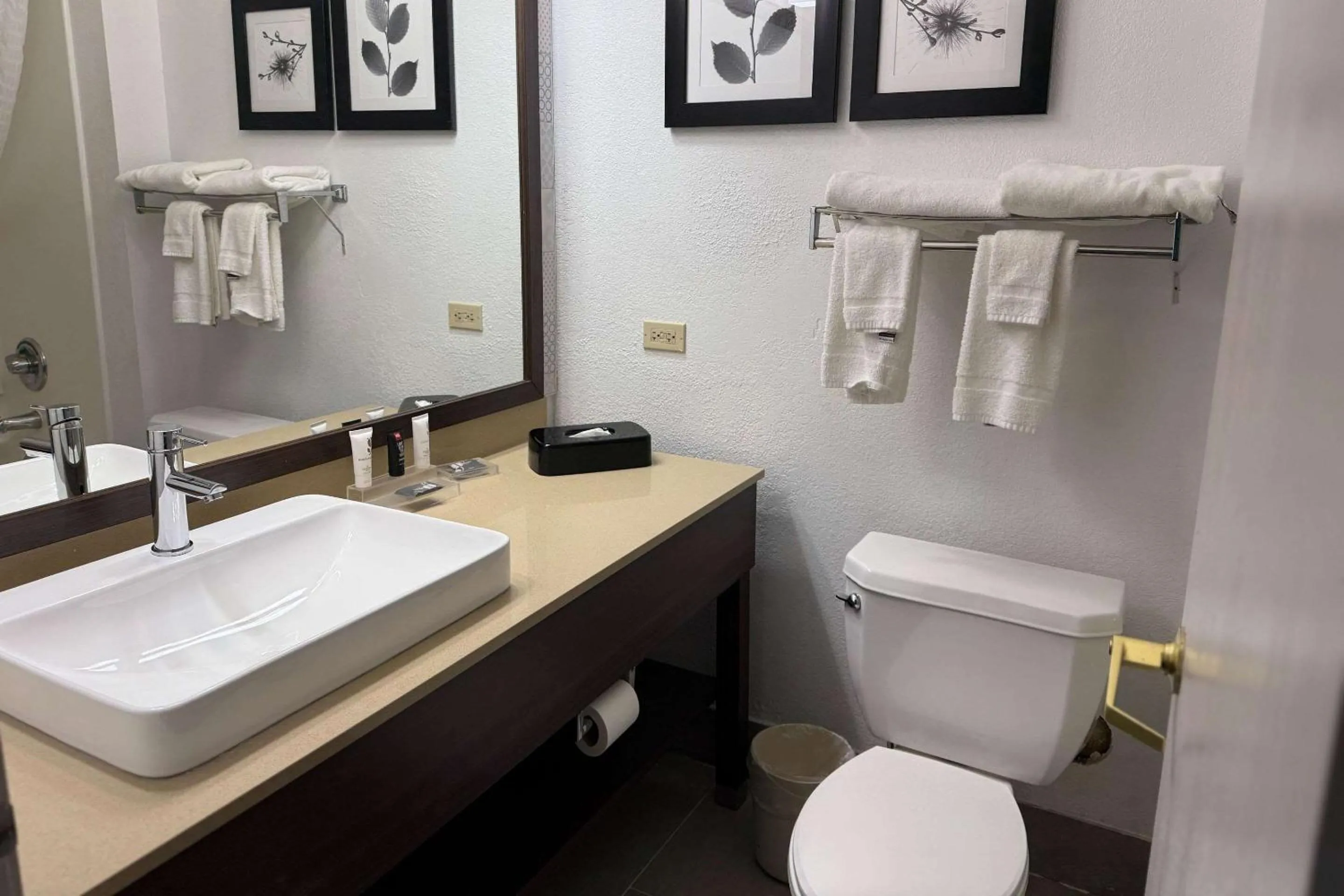 Bedroom in Country Inn & Suites by Radisson, Elgin, IL