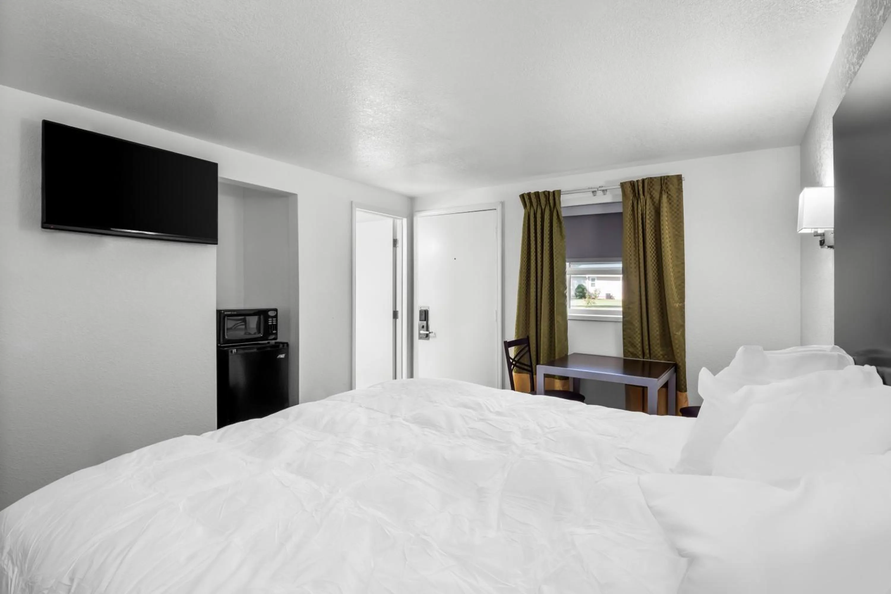 TV and multimedia, Bed in Americas Best Value Inn Jonesville/Hillsdale