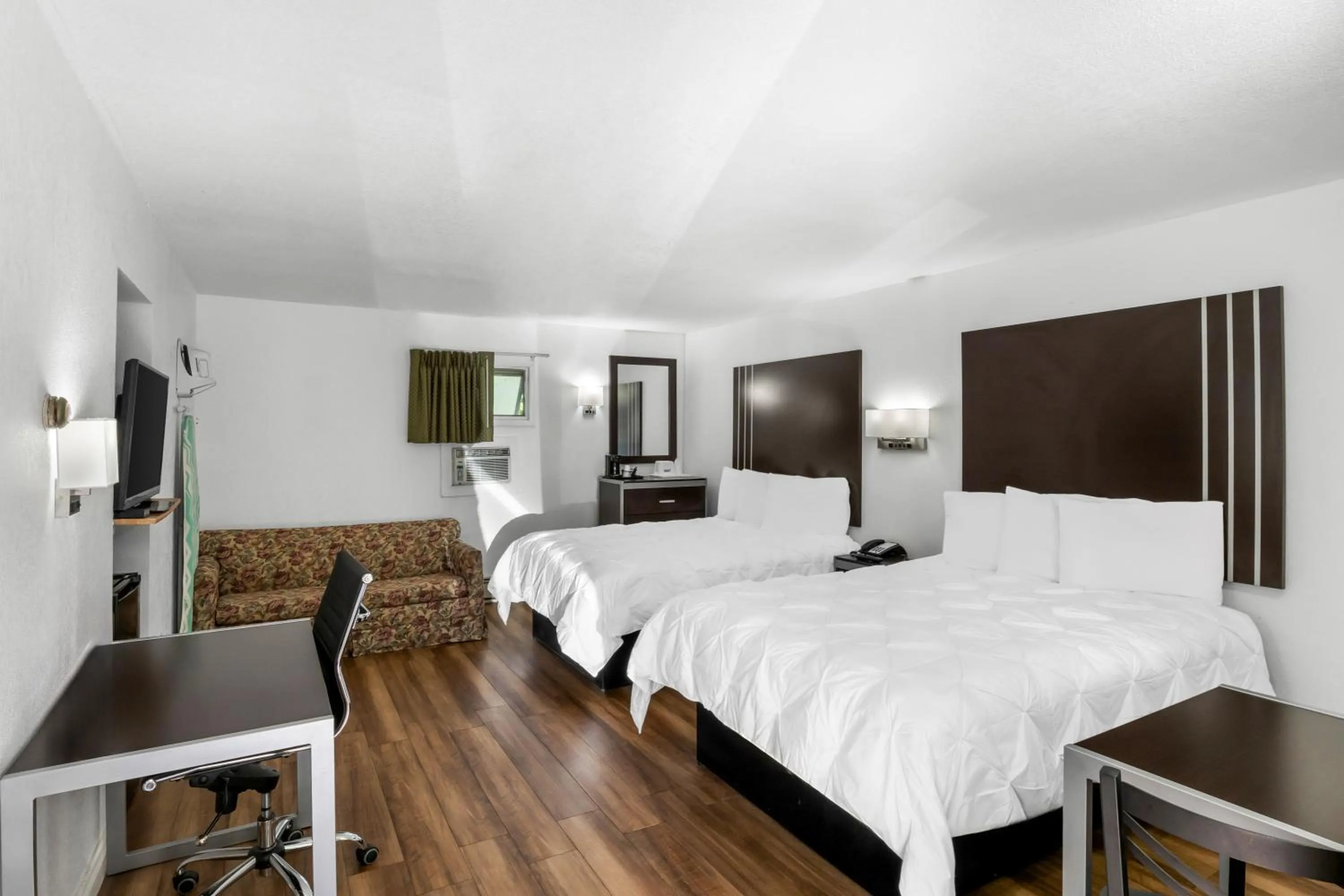 Bed in Americas Best Value Inn Jonesville/Hillsdale