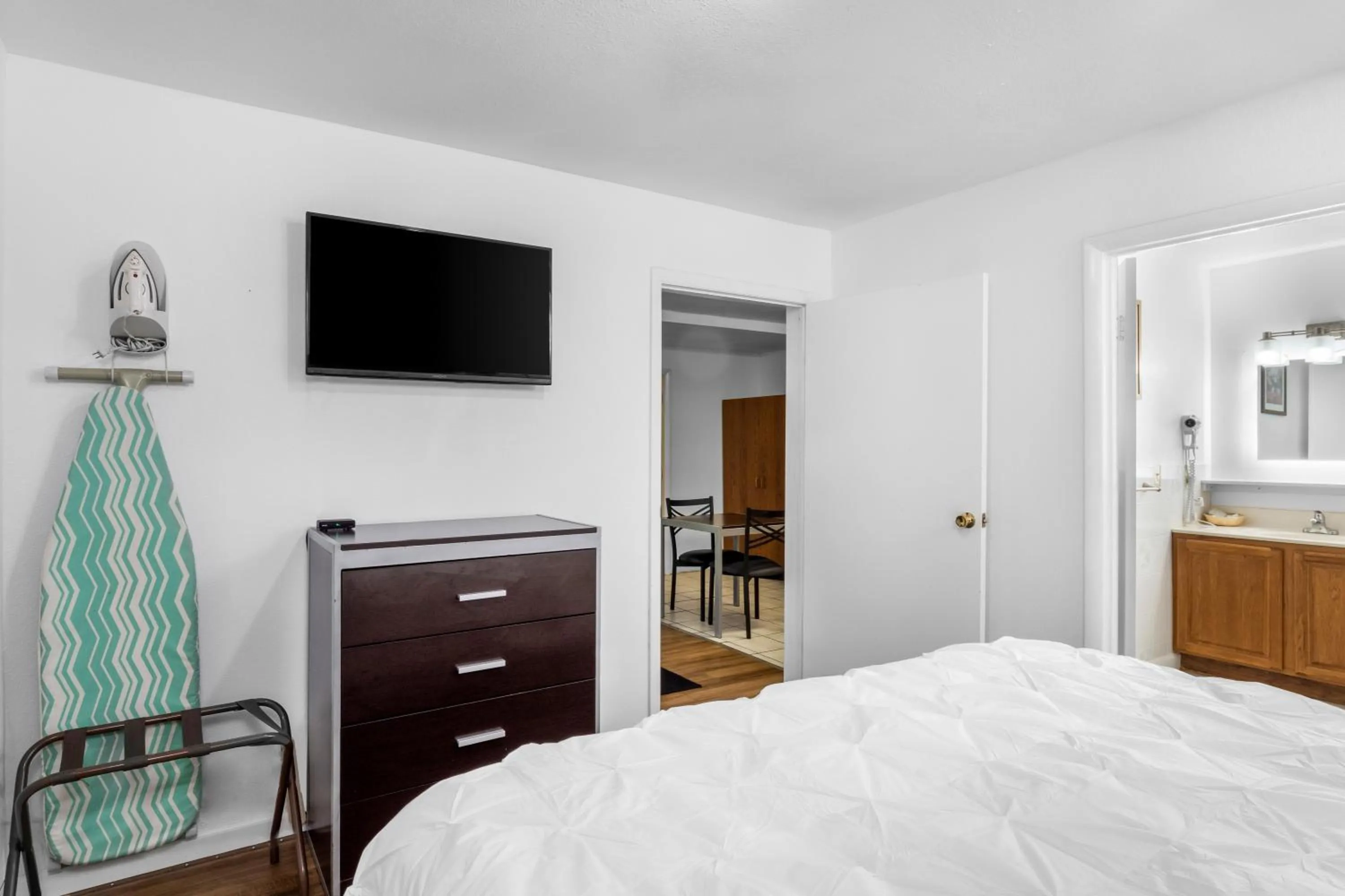 Bed in Americas Best Value Inn Jonesville/Hillsdale