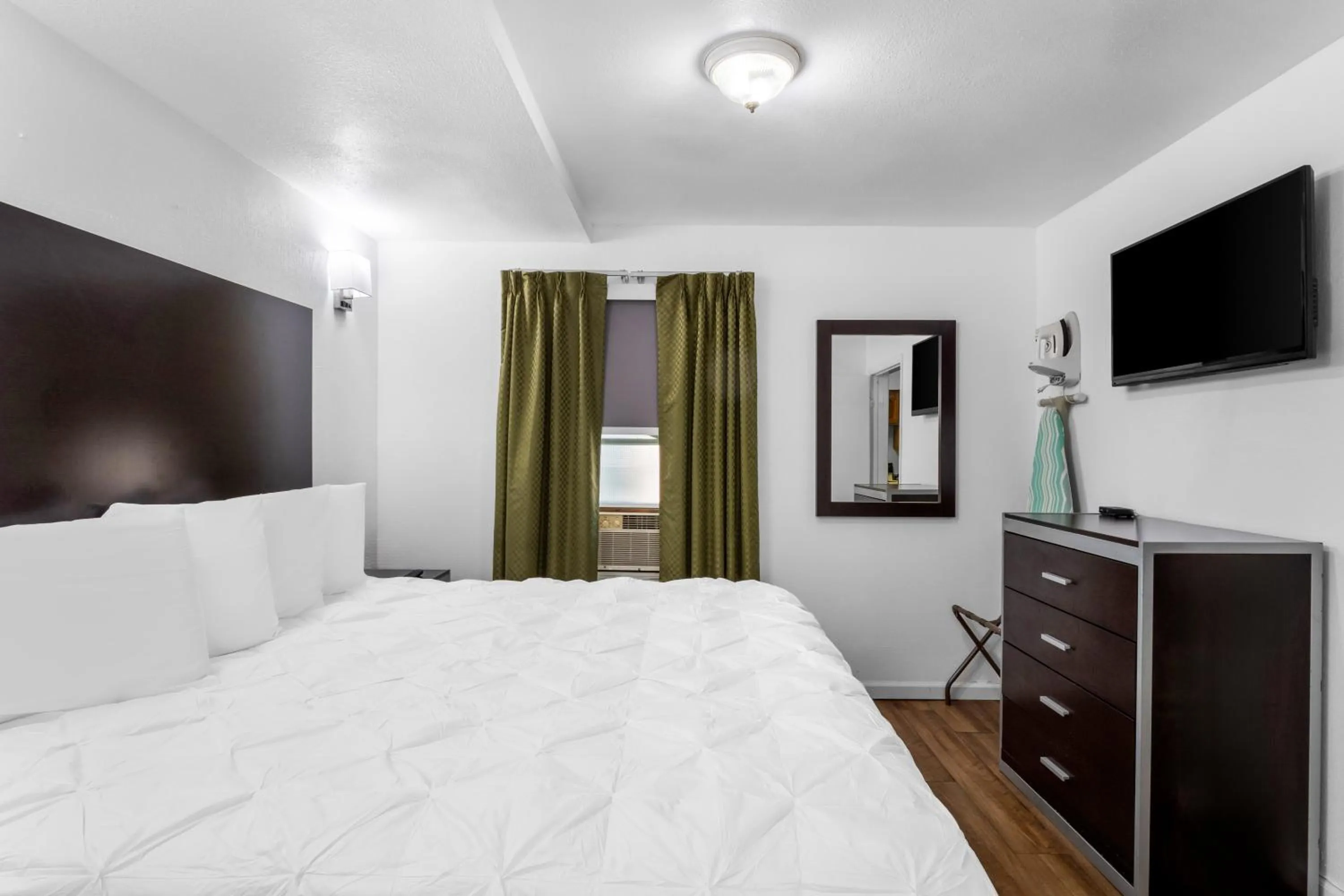 Bed in Americas Best Value Inn Jonesville/Hillsdale