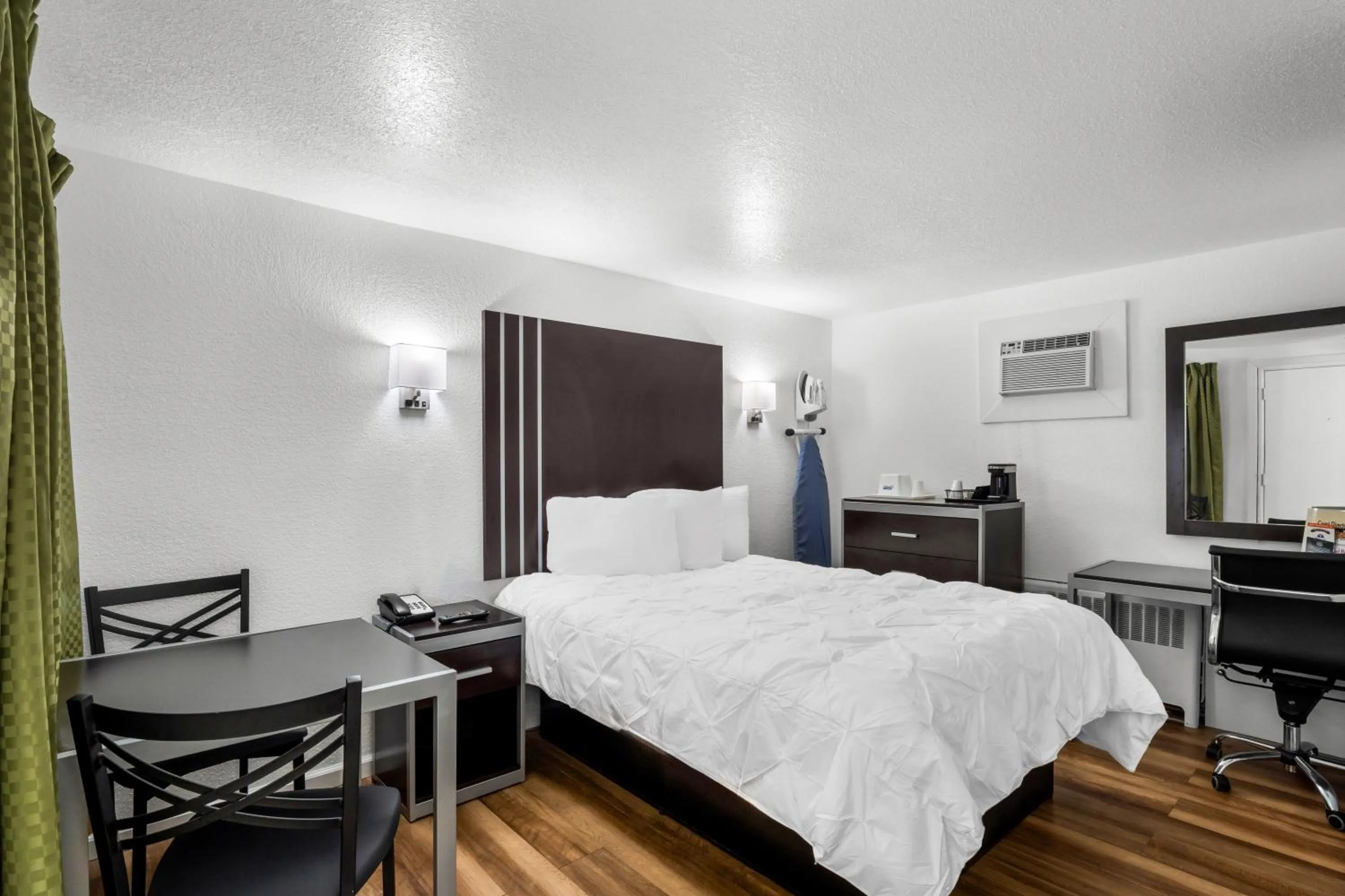 Bed in Americas Best Value Inn Jonesville/Hillsdale