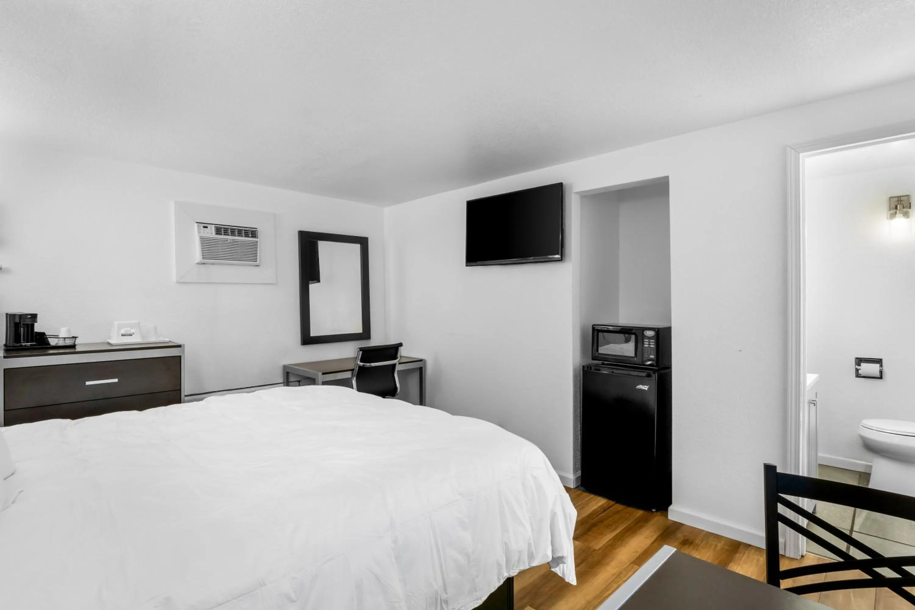 TV and multimedia, Bed in Americas Best Value Inn Jonesville/Hillsdale