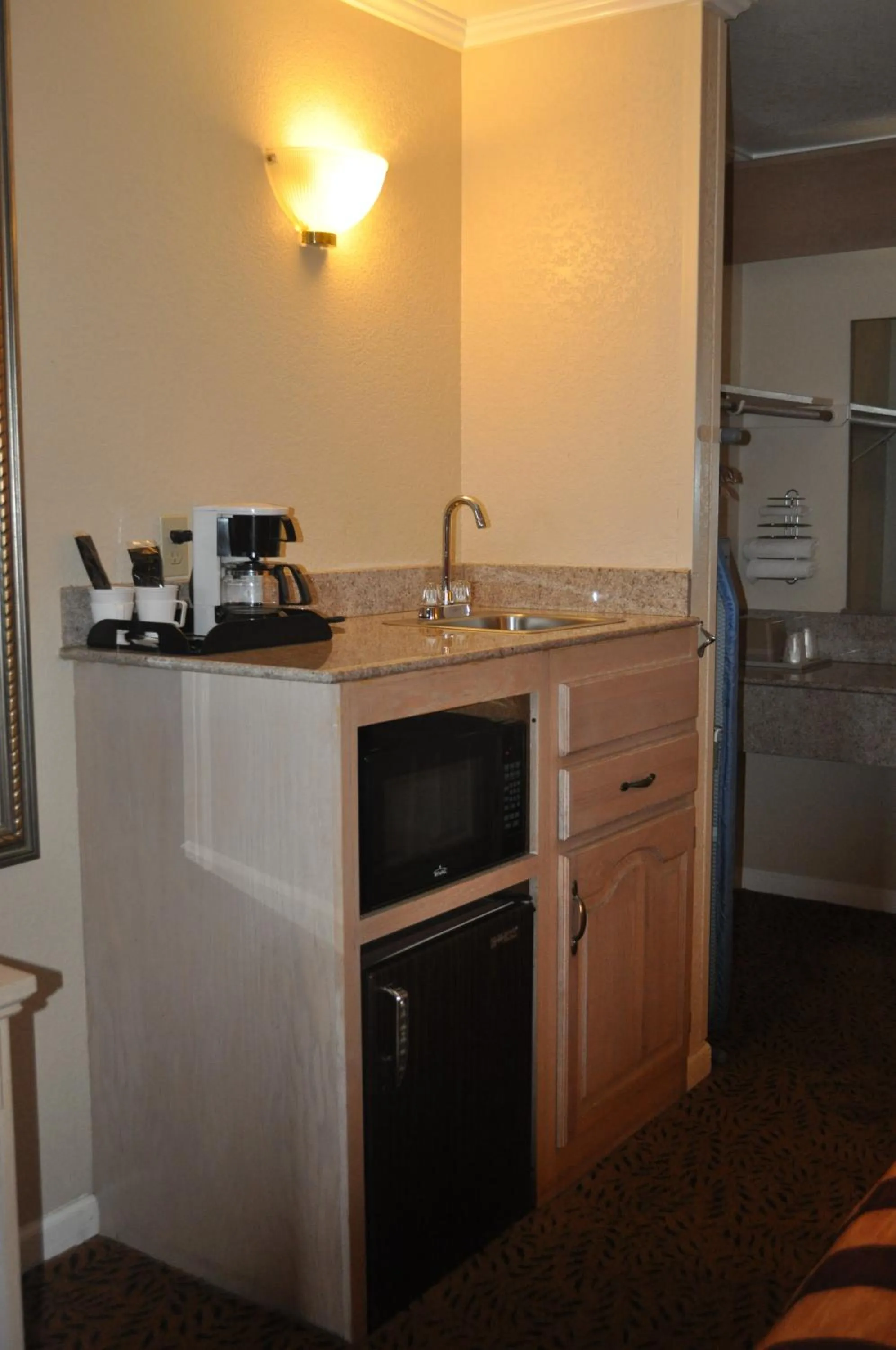 TV and multimedia in Executive Inn & Suites Sacramento