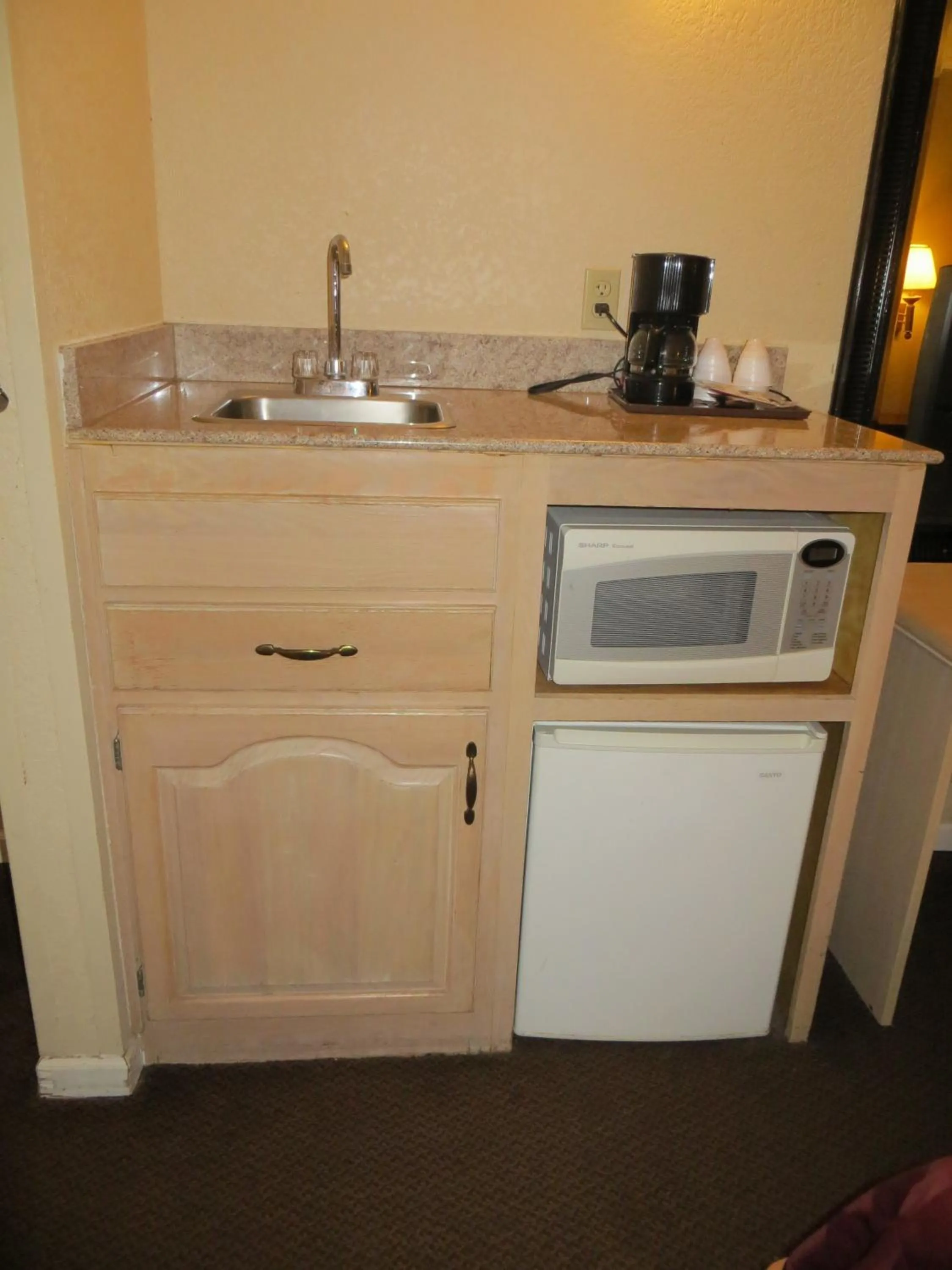 Coffee/tea facilities in Executive Inn & Suites Sacramento