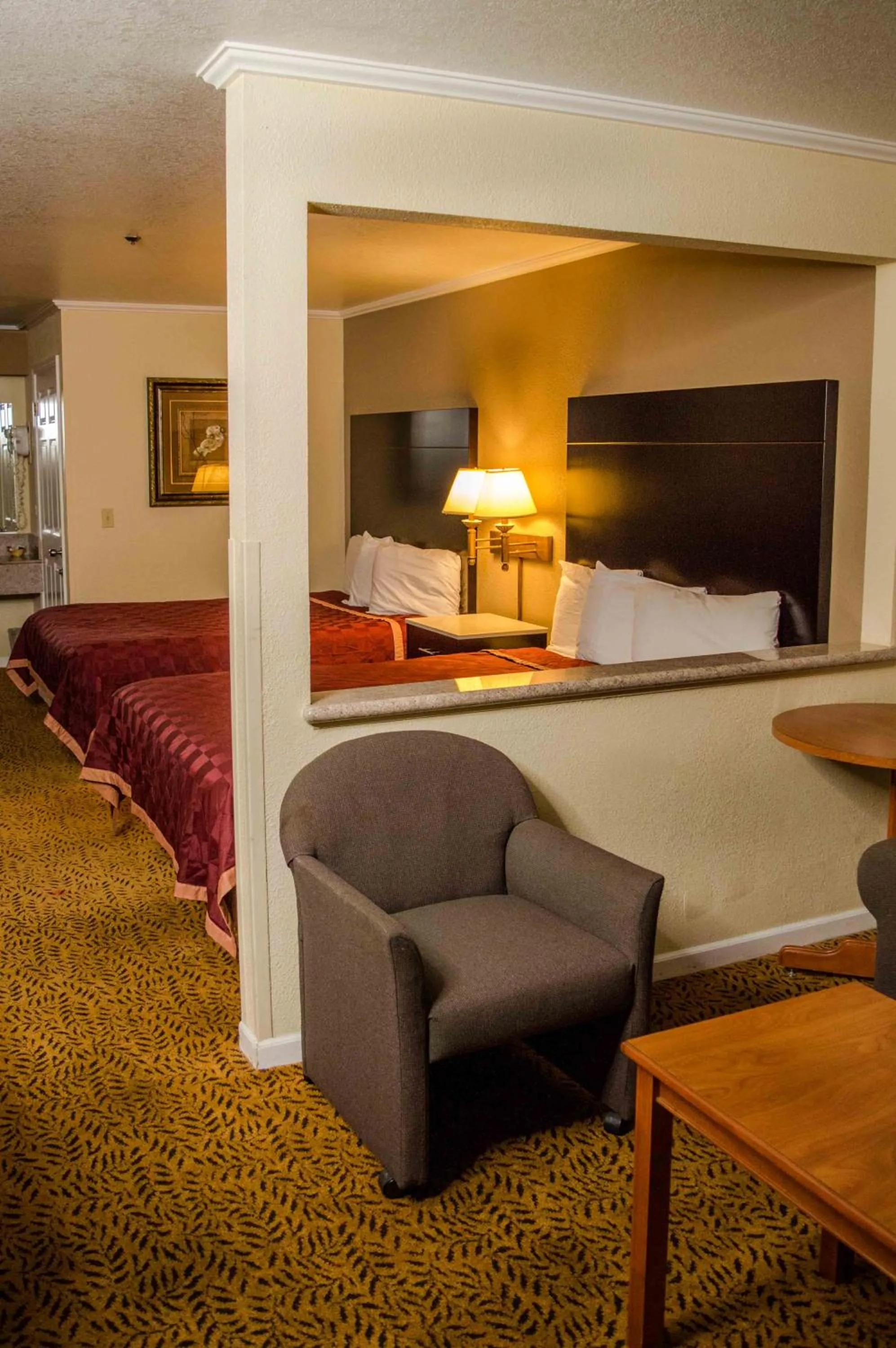 Photo of the whole room, Bed in Executive Inn & Suites Sacramento