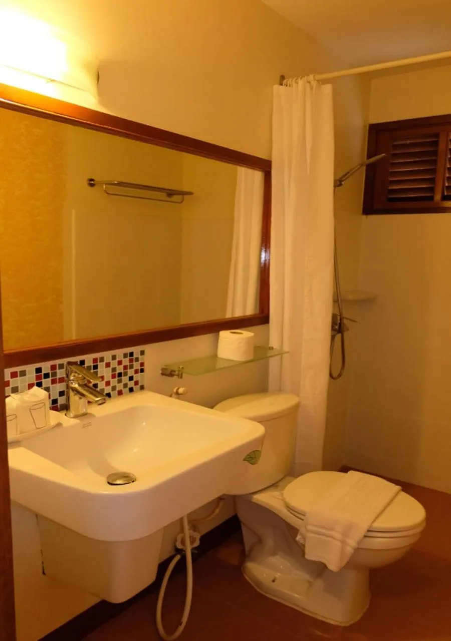 Toilet in Vieng Mantra Hotel