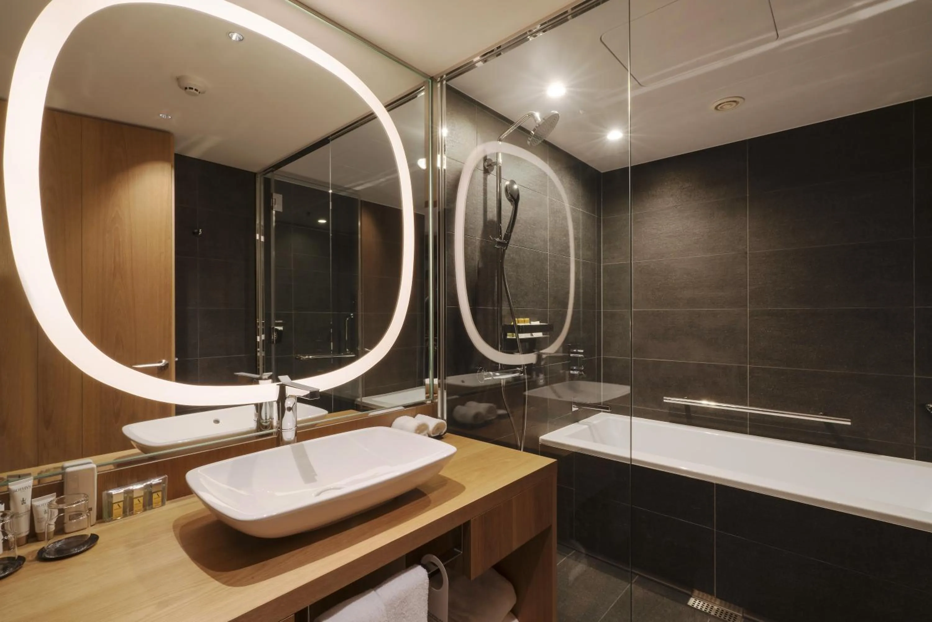 Photo of the whole room in ANA Crowne Plaza Hotel Kyoto by IHG