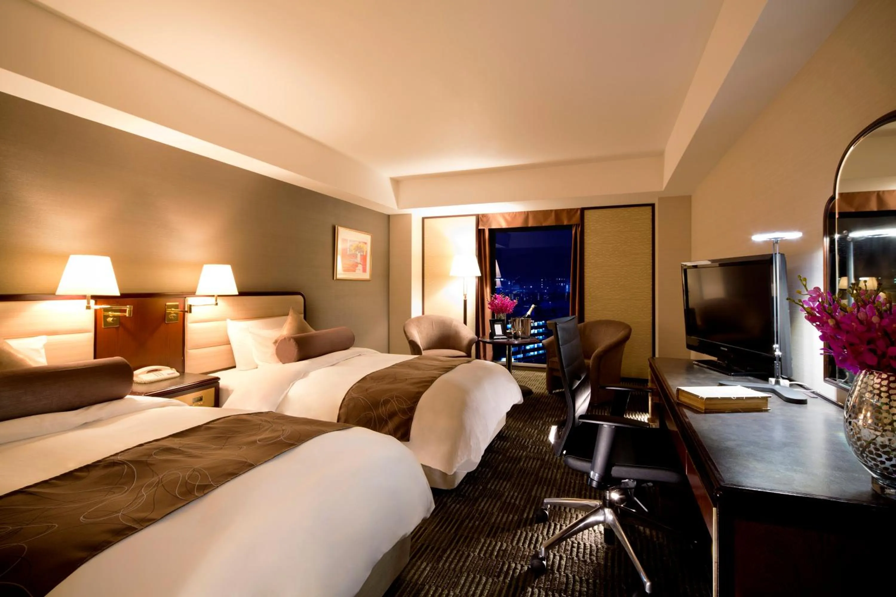 Photo of the whole room, Bed in ANA Crowne Plaza Hotel Kyoto by IHG