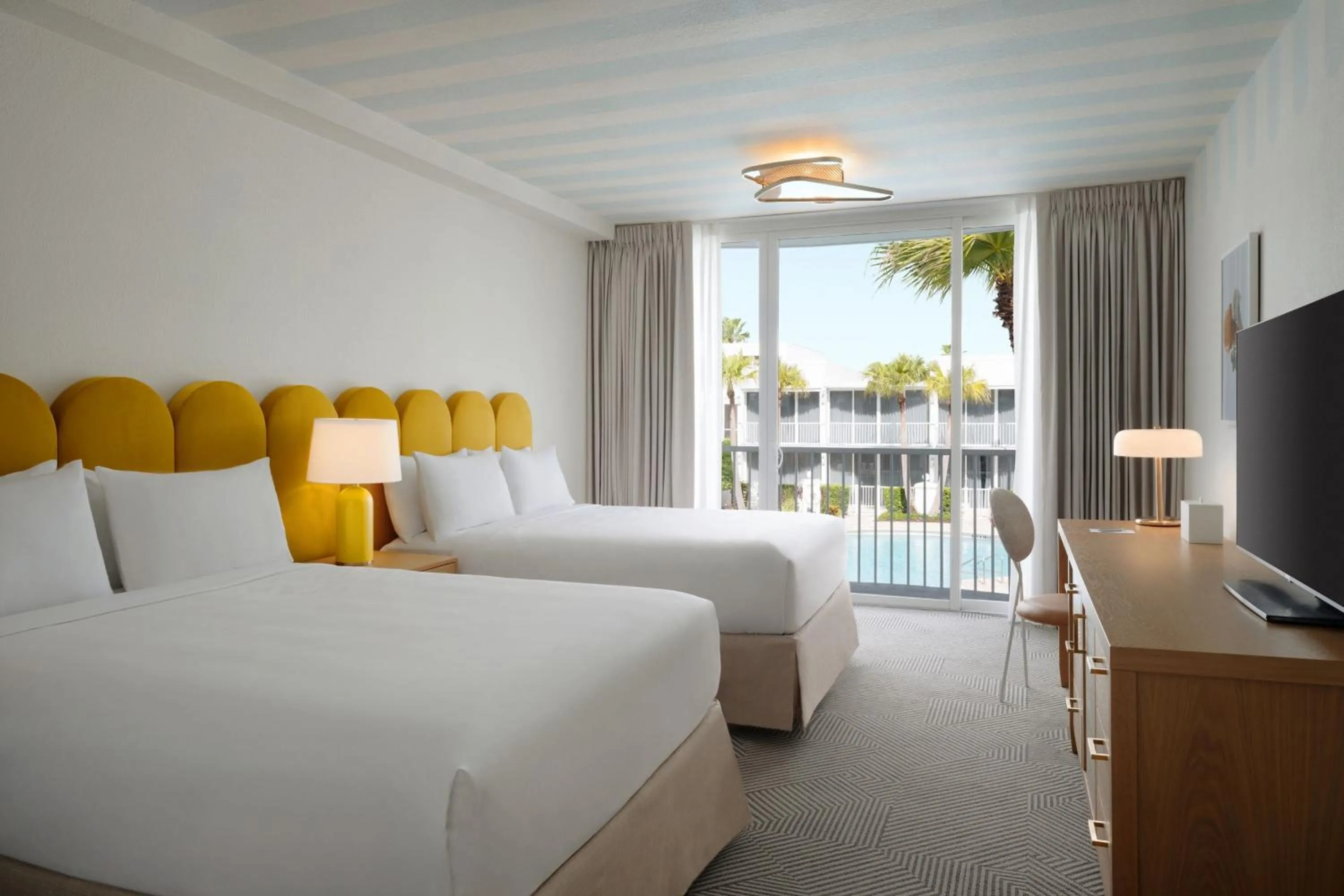 Swimming pool, Bed in Renaissance Orlando Resort - Disney Springs Area