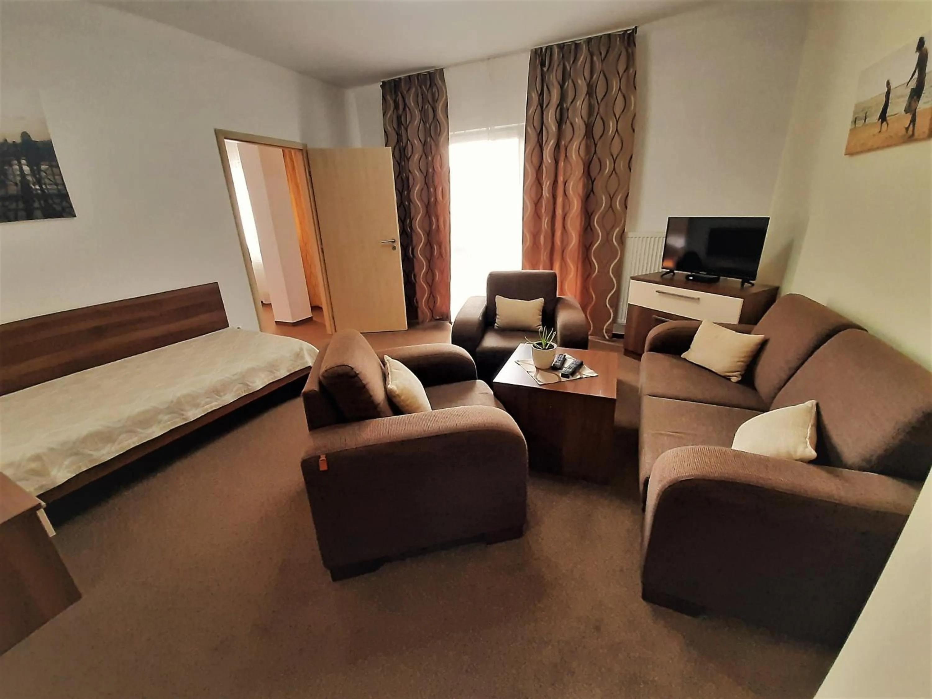 Living room, Bed in Melrose Apartments