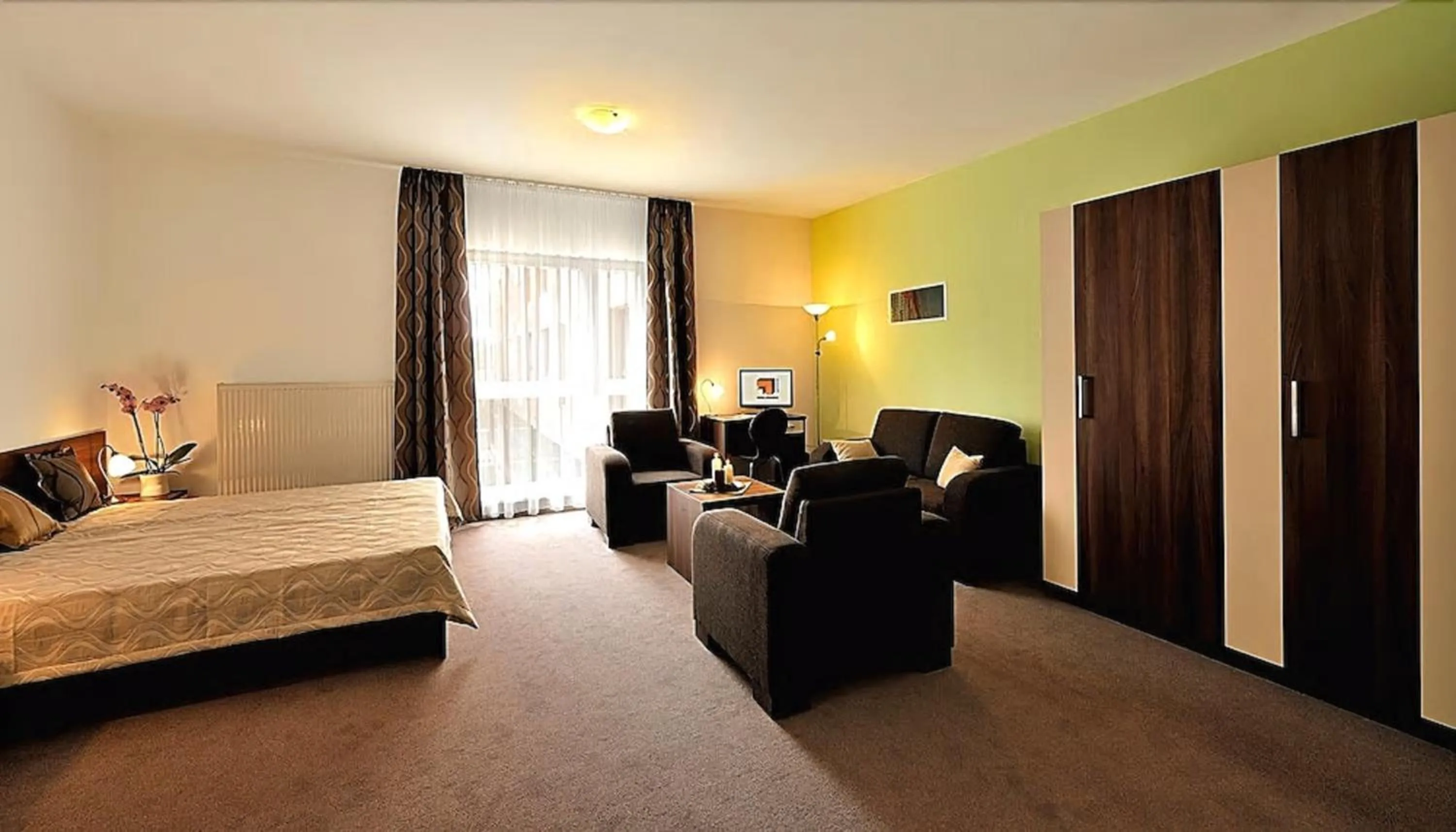 Living room, Bed in Melrose Apartments