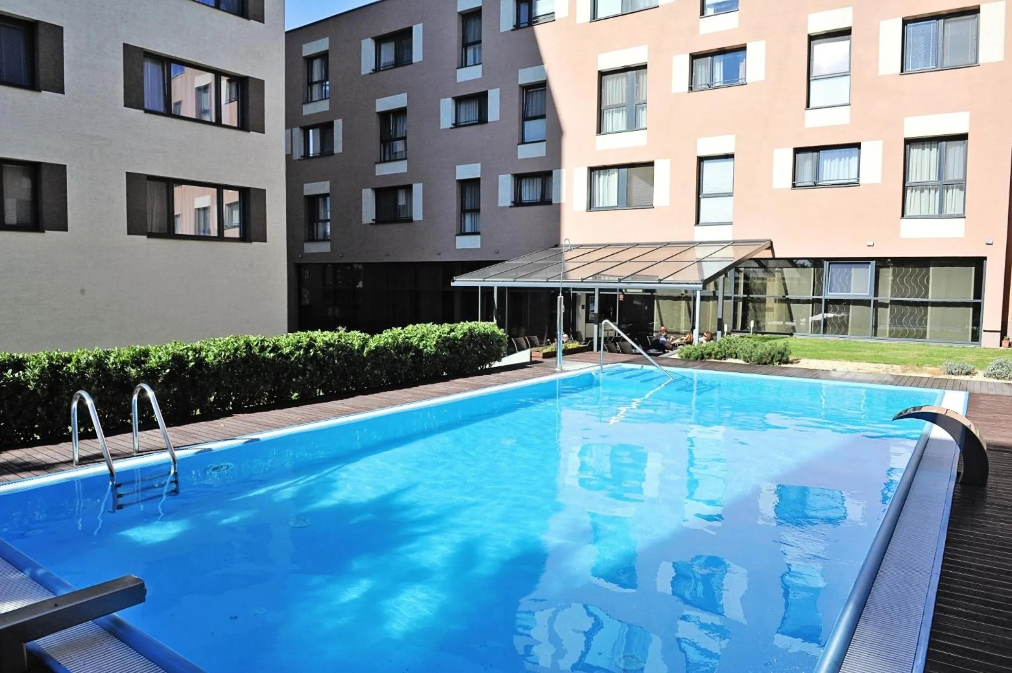 Garden in Melrose Apartments