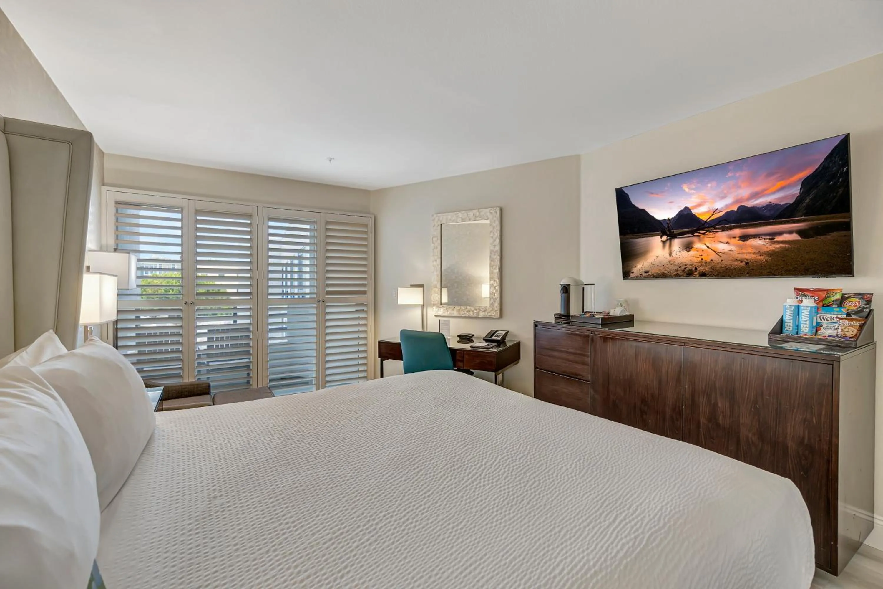 Photo of the whole room, Bed in Ocean View Hotel