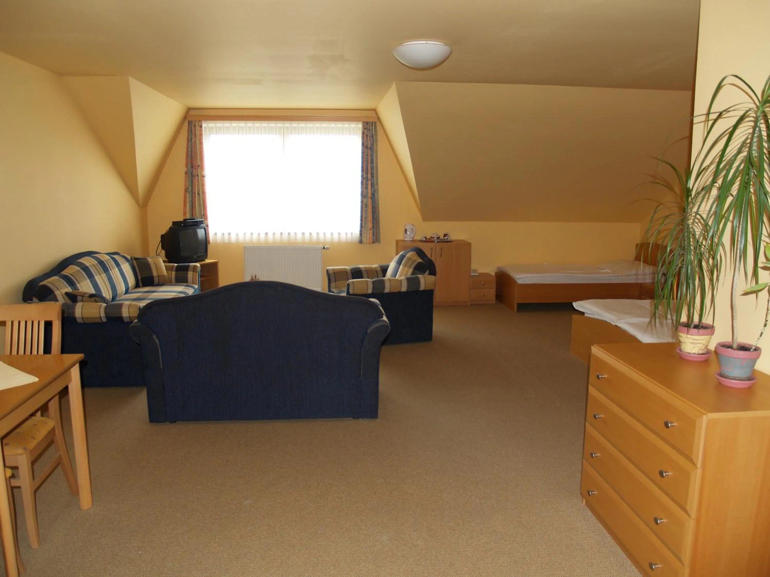 Communal lounge/ TV room, Bed in Motel U Krbu