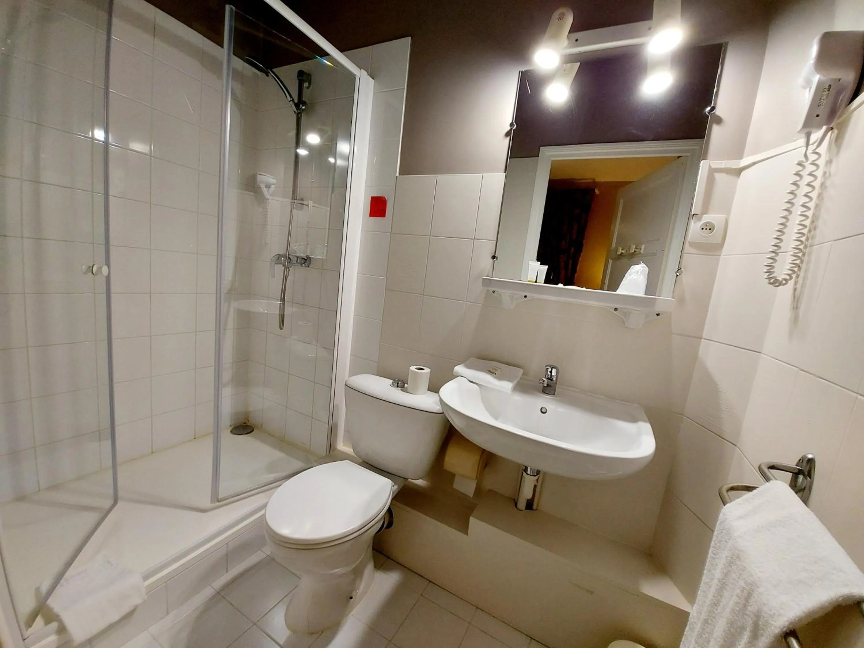 Bathroom in Hotel Mondial