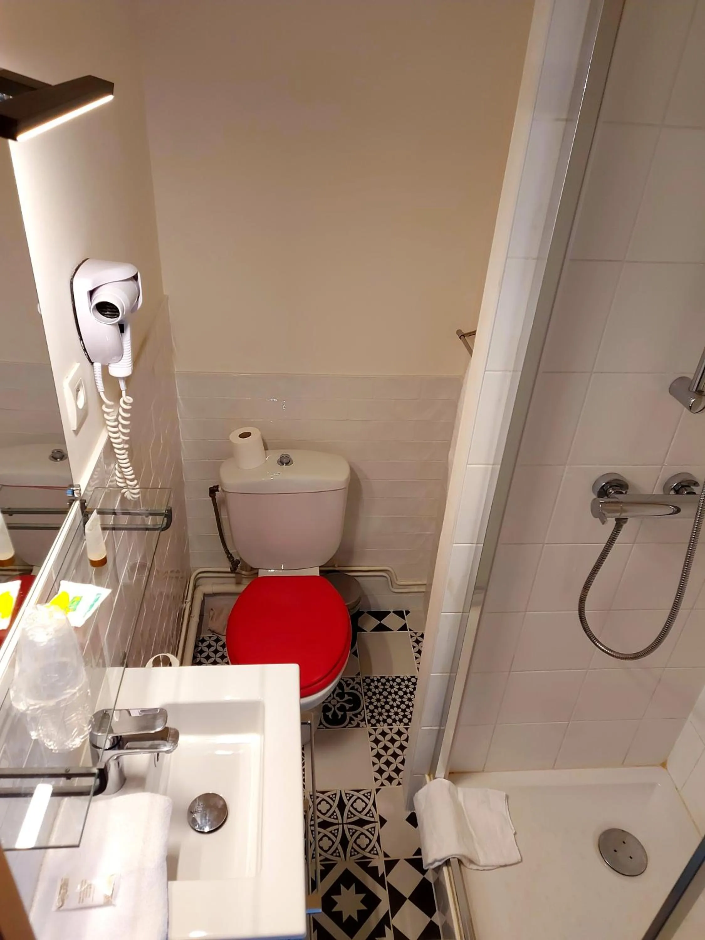 Shower in Hotel Mondial