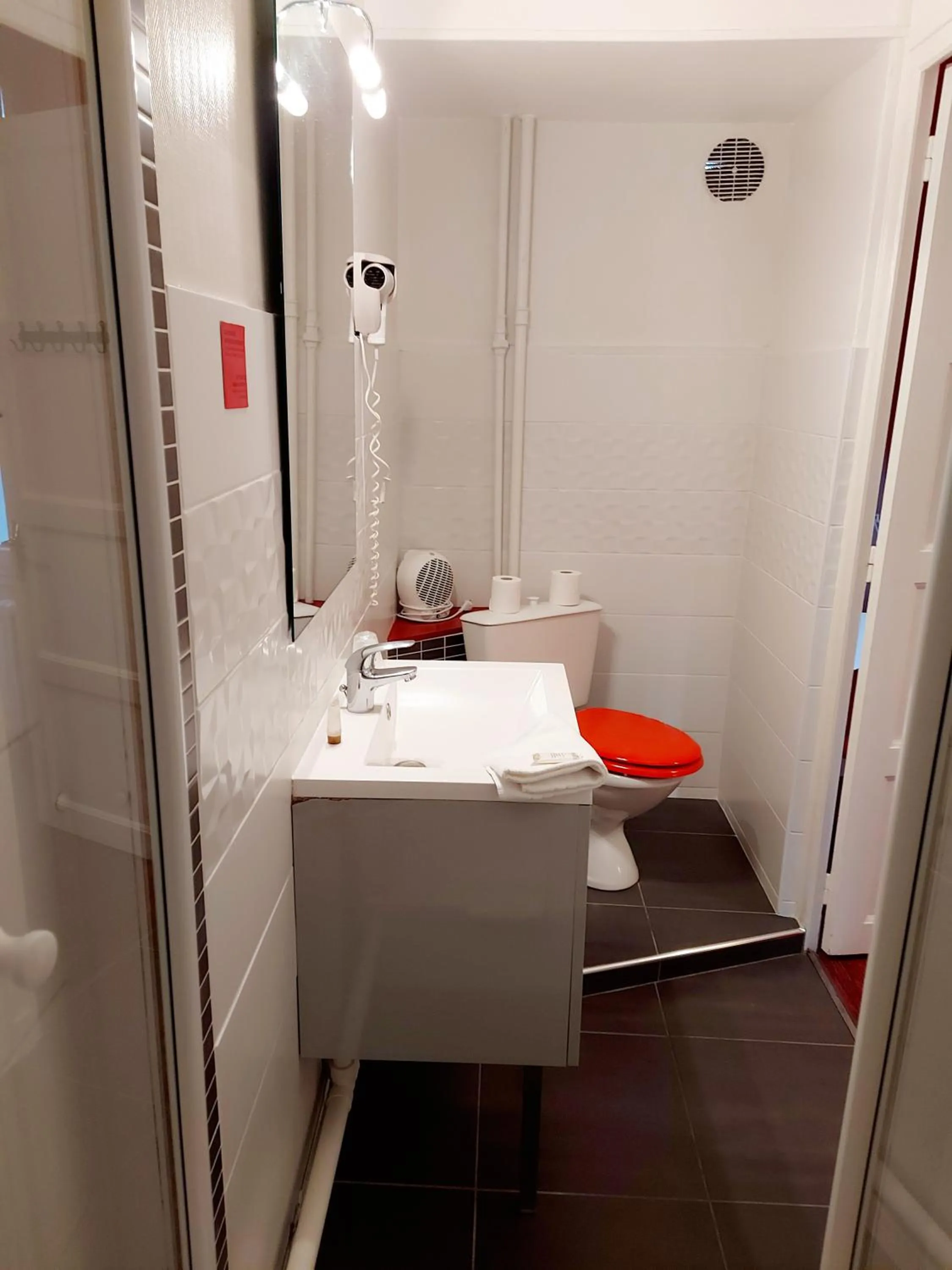 Bathroom in Hotel Mondial