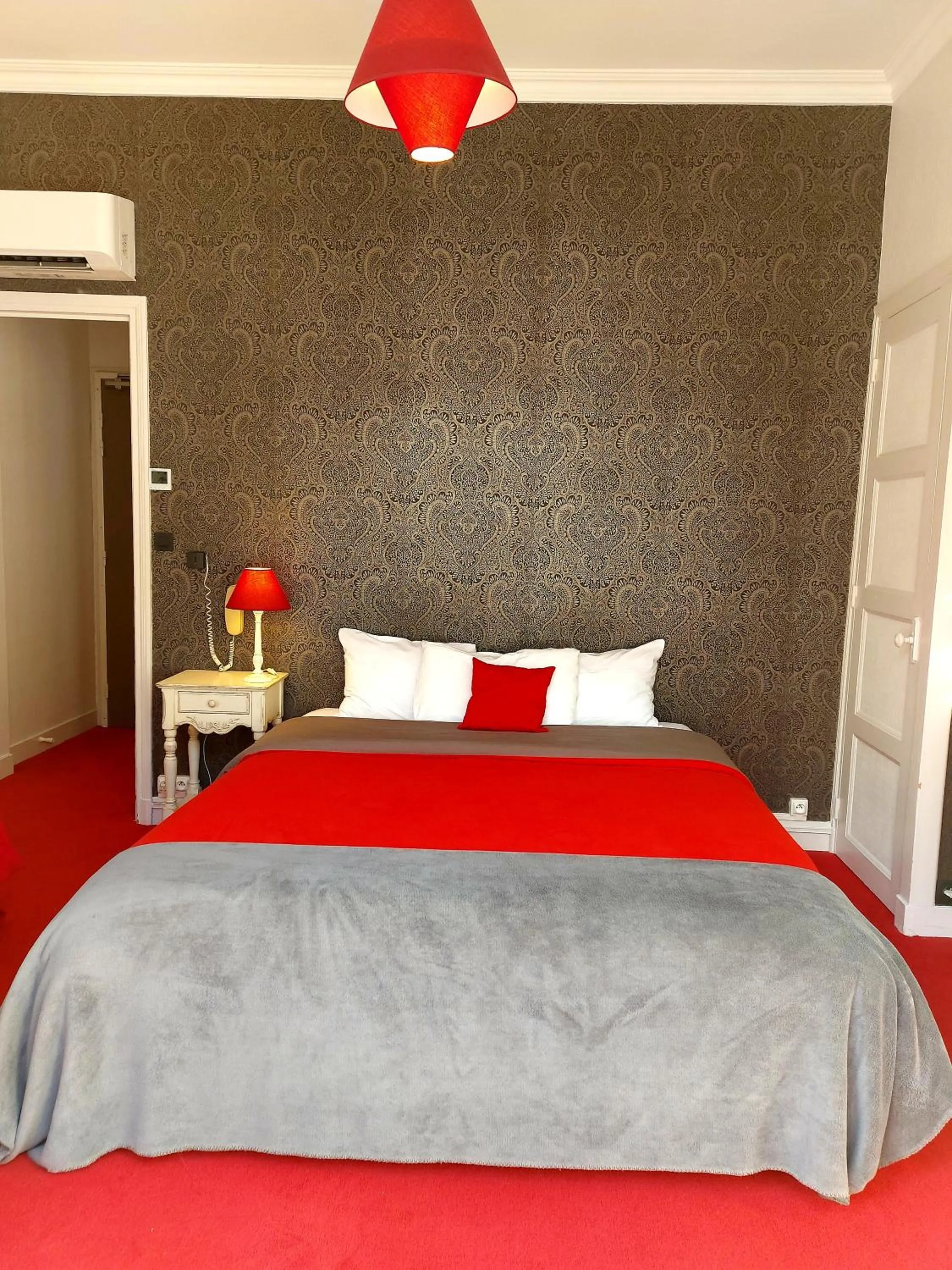 Photo of the whole room, Bed in Hotel Mondial