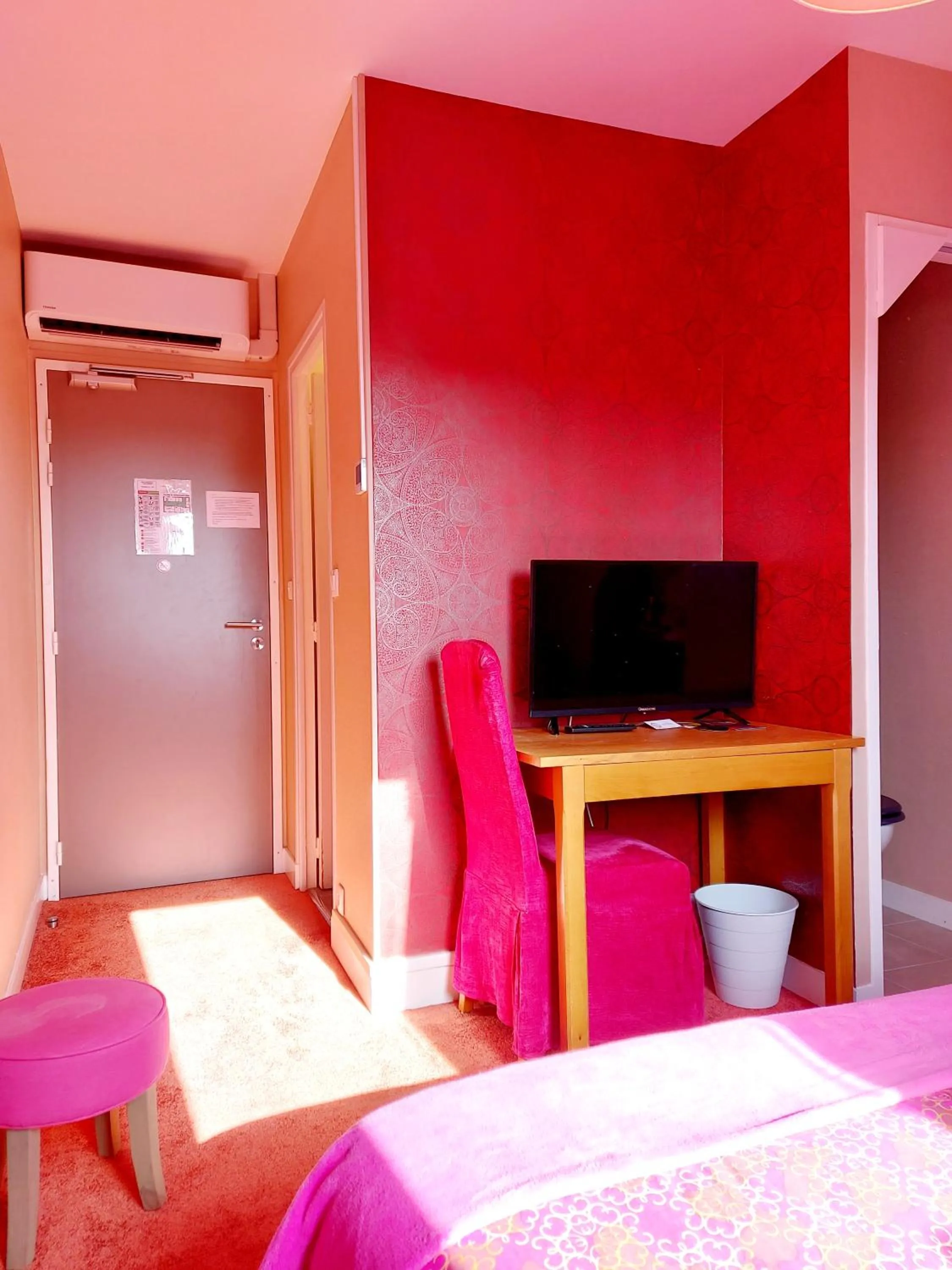 Photo of the whole room, Bed in Hotel Mondial