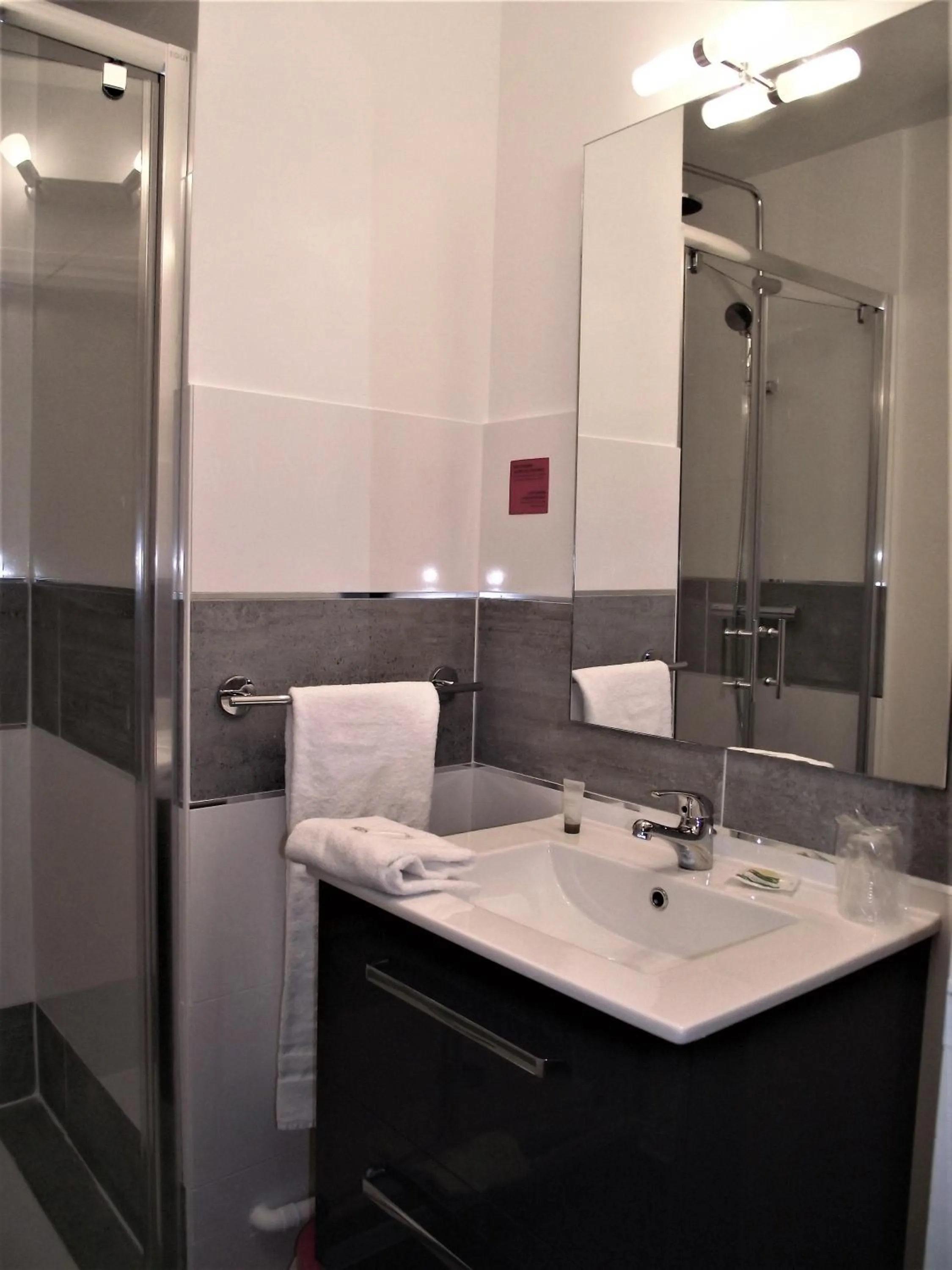 Bedroom in Hotel Mondial