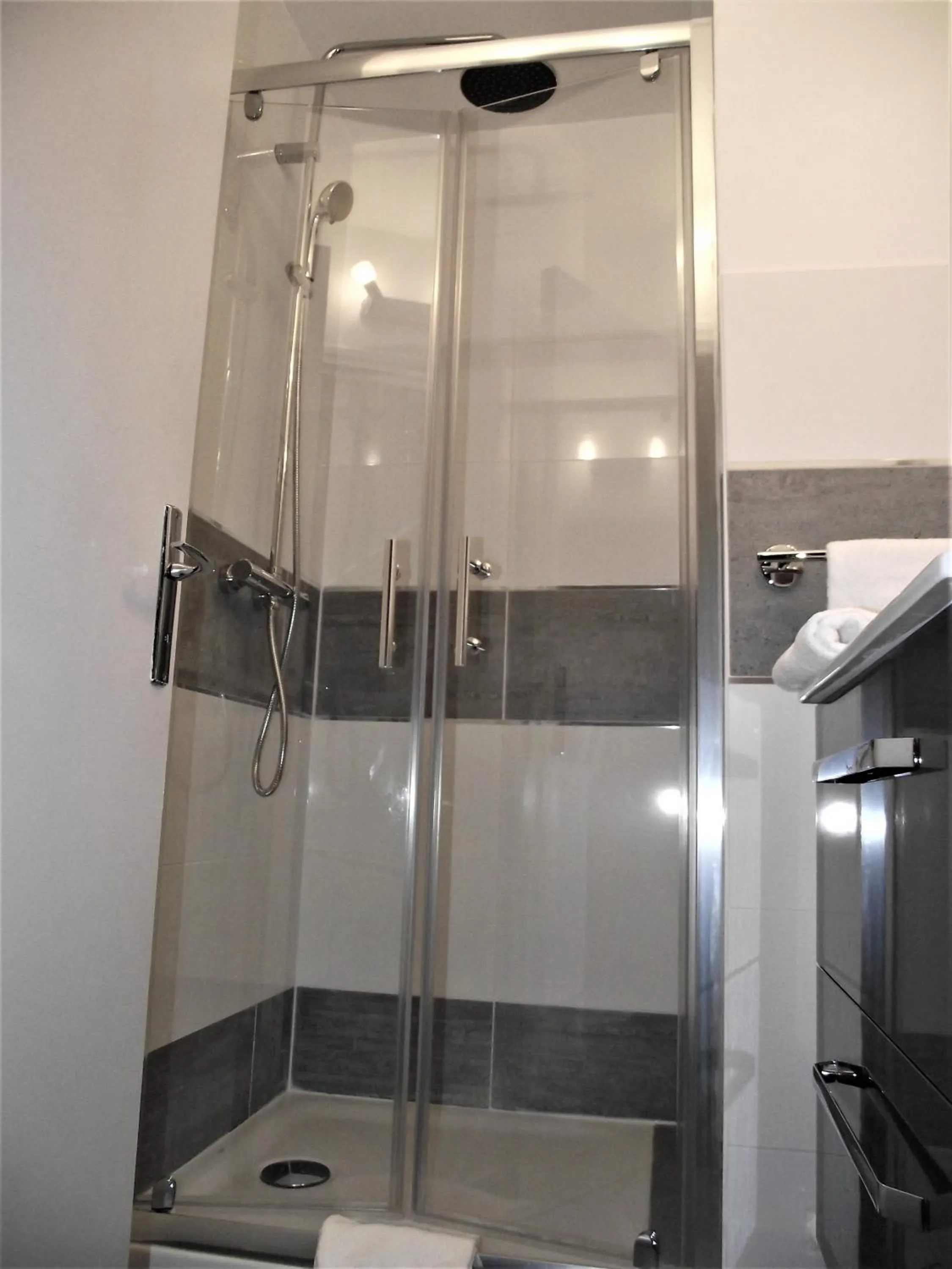 Bathroom in Hotel Mondial