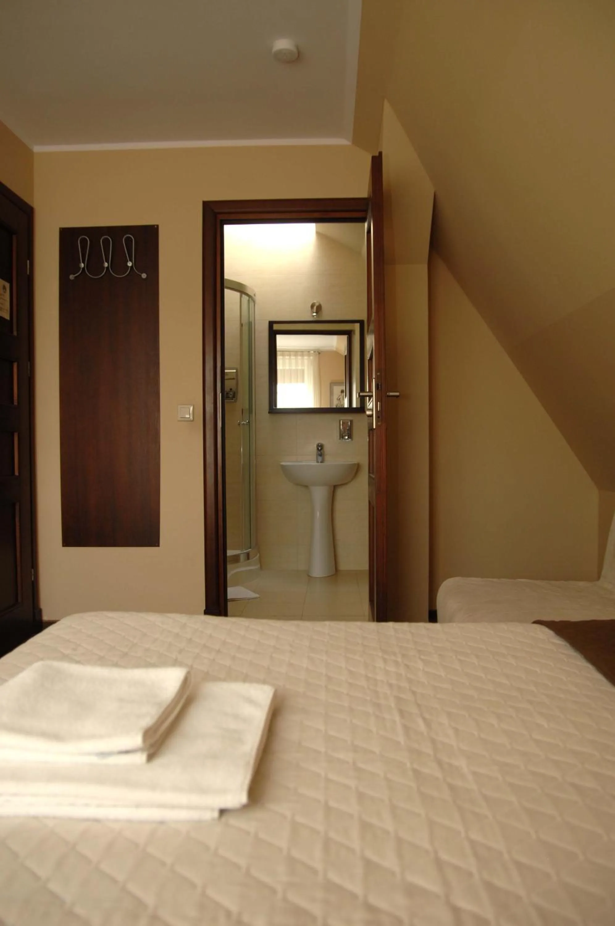 Bathroom, Bed in Villa Stratus